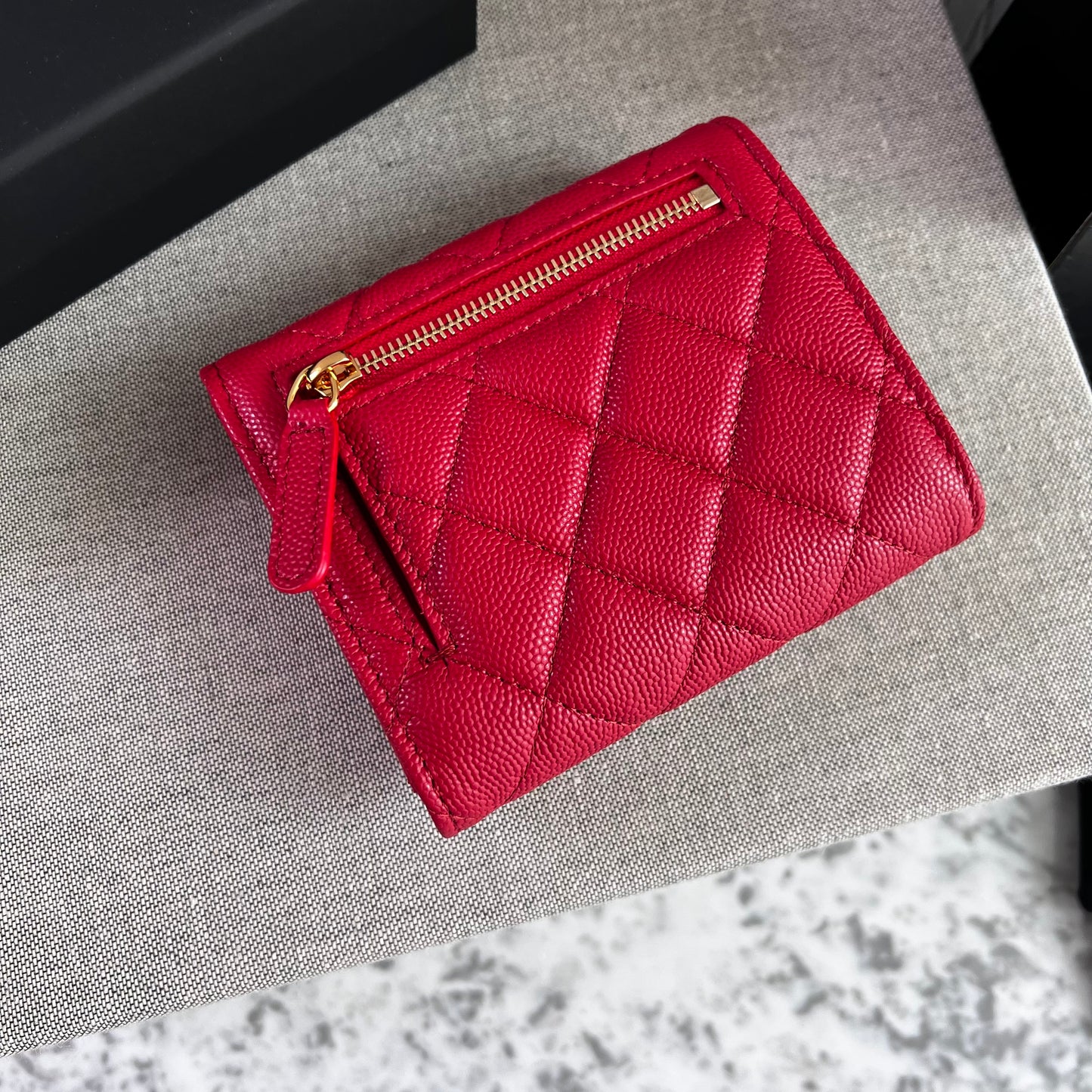 Cartera C-hanel piel caviar color rojo, herraje dorado