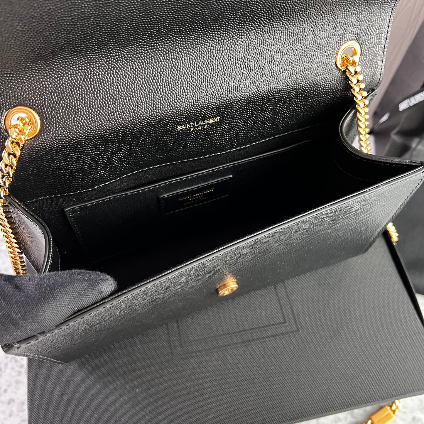 Bolso Y piel granulada color negro con borla