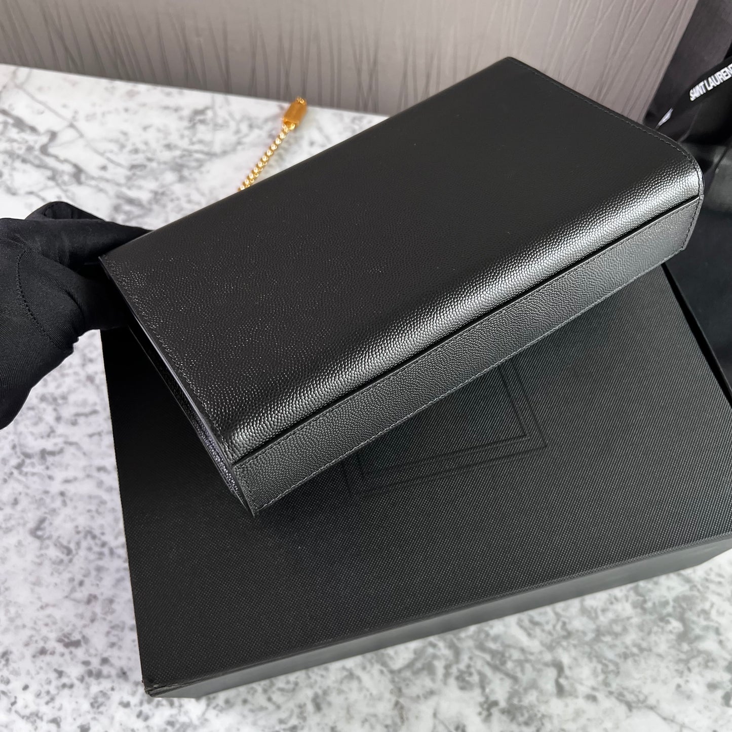 Bolso Y piel granulada color negro con borla