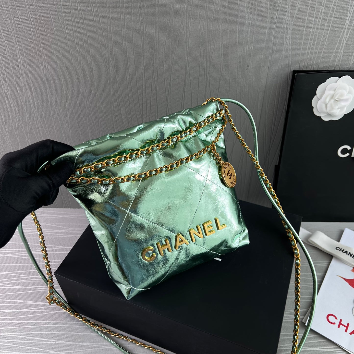 Bolso C piel metalizada color verde, tamaño mini, herrajes dorados
