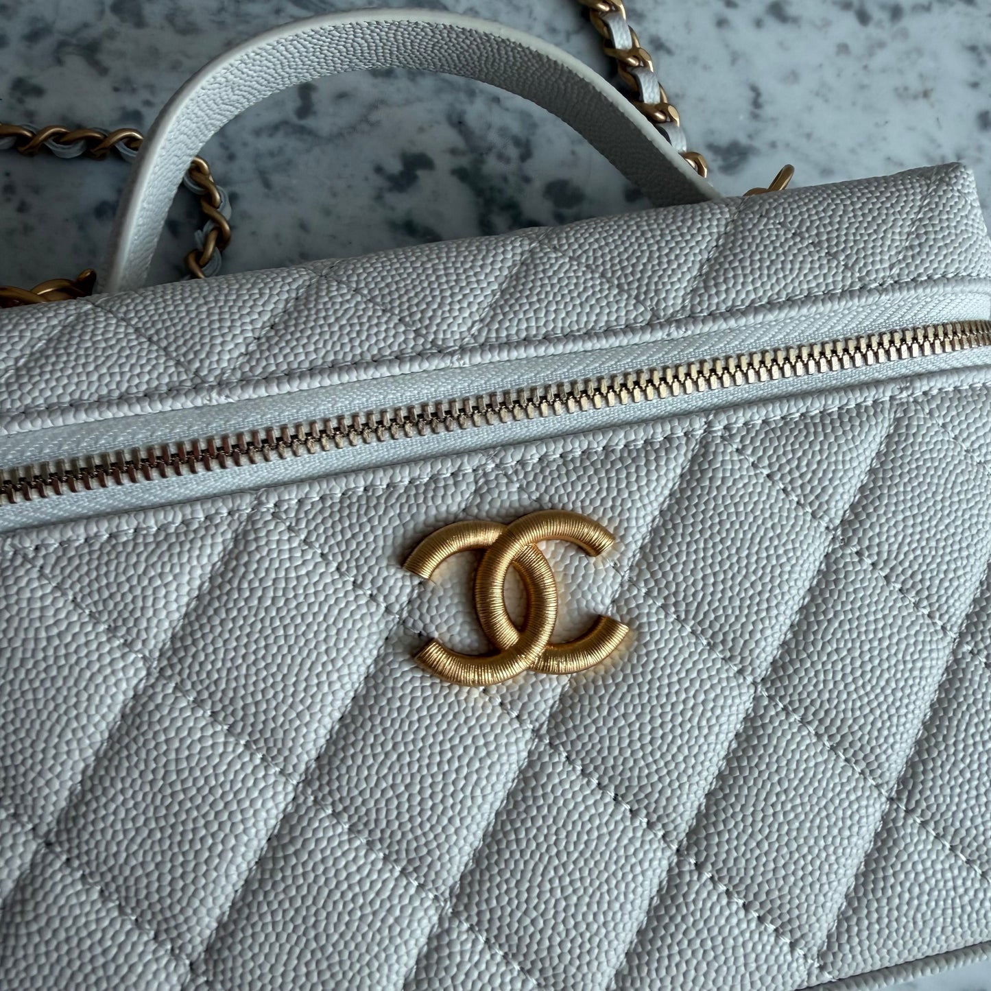 Bolso C-hanel vanity piel caviar color blanco