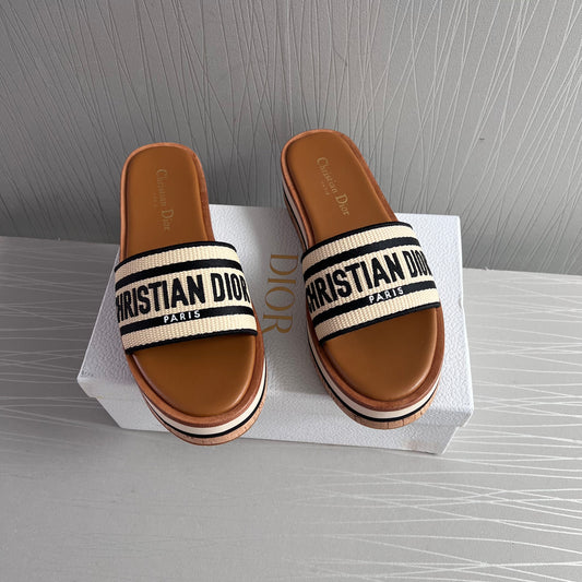 Sandalias D bordada color beige y negro