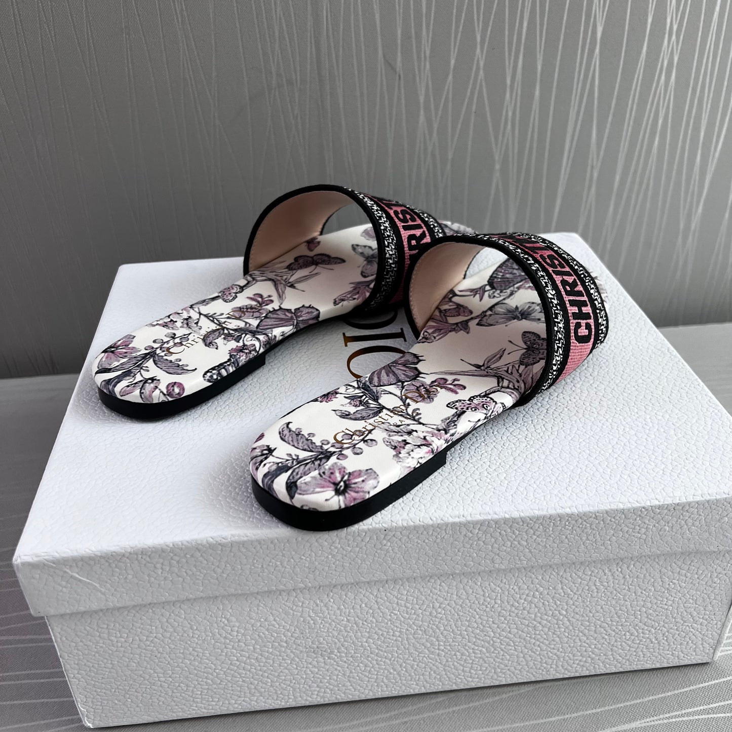 Sandalias D tela bordada color lila con blanco