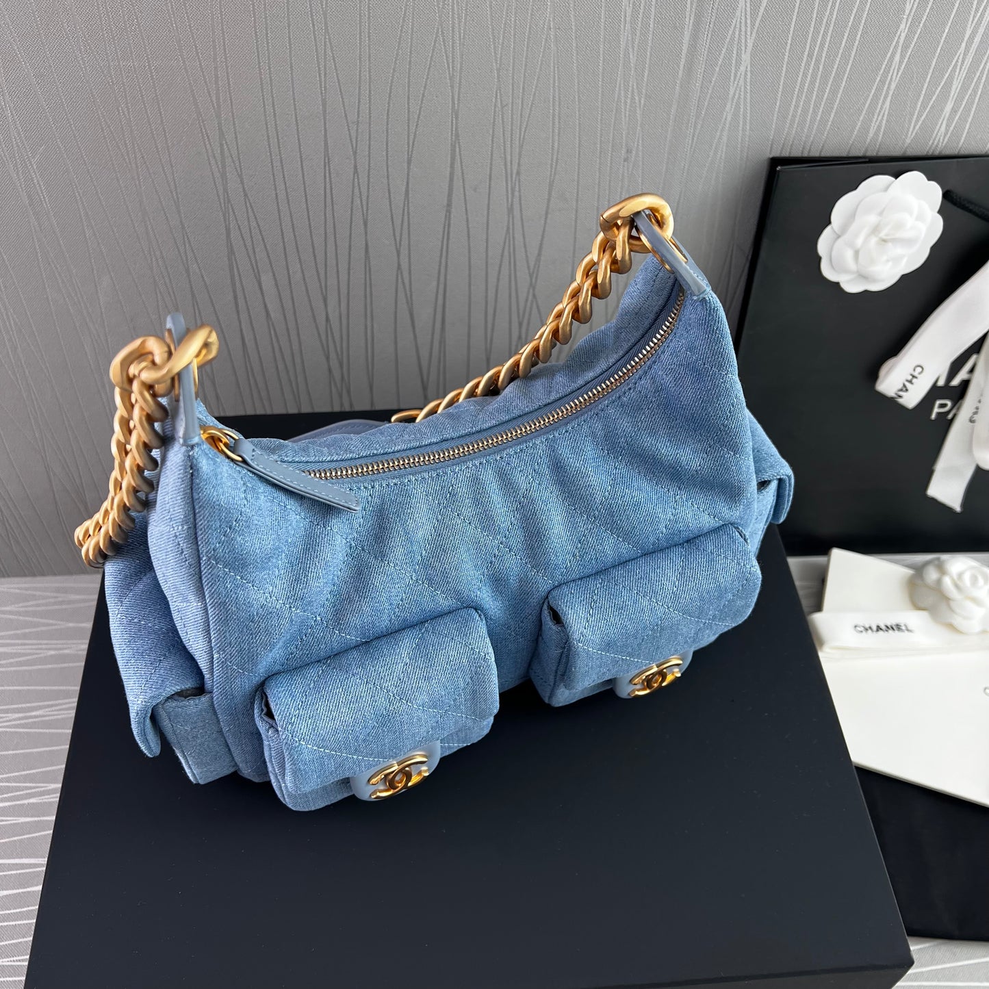 Bolso C tela azul tipo mezclilla con herrajes dorados