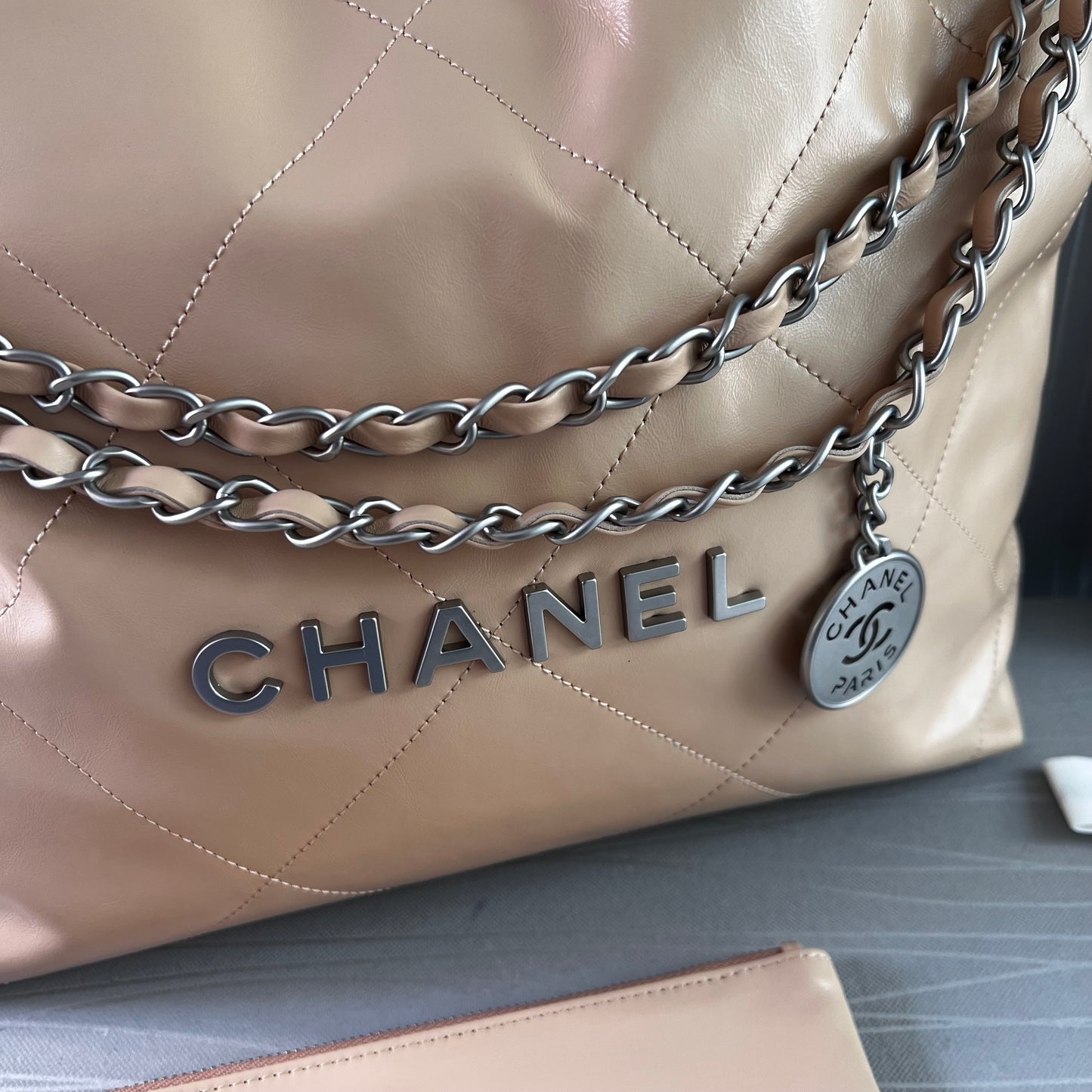 Bolso C piel color beige herrajes plateados