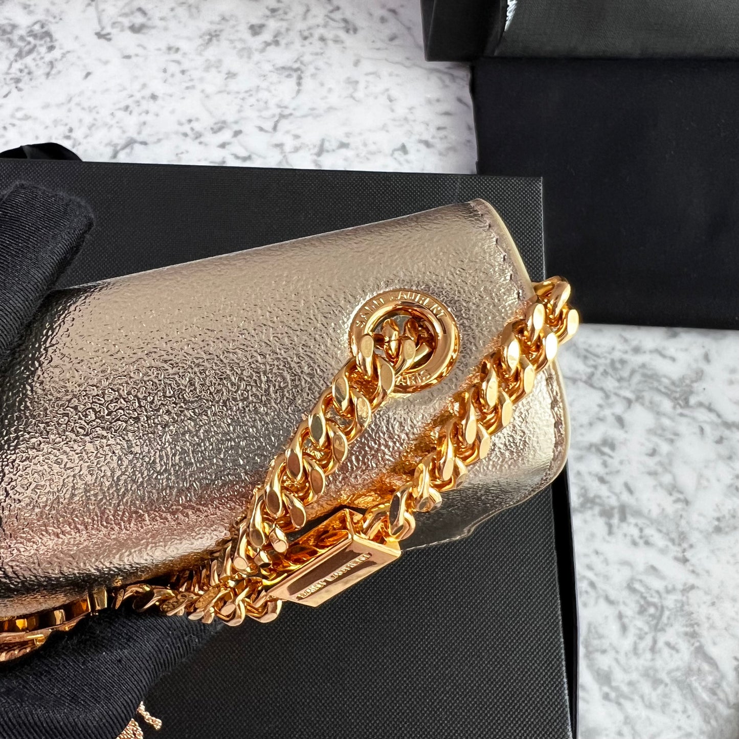 Bolso Y piel metalizada color dorado con borla