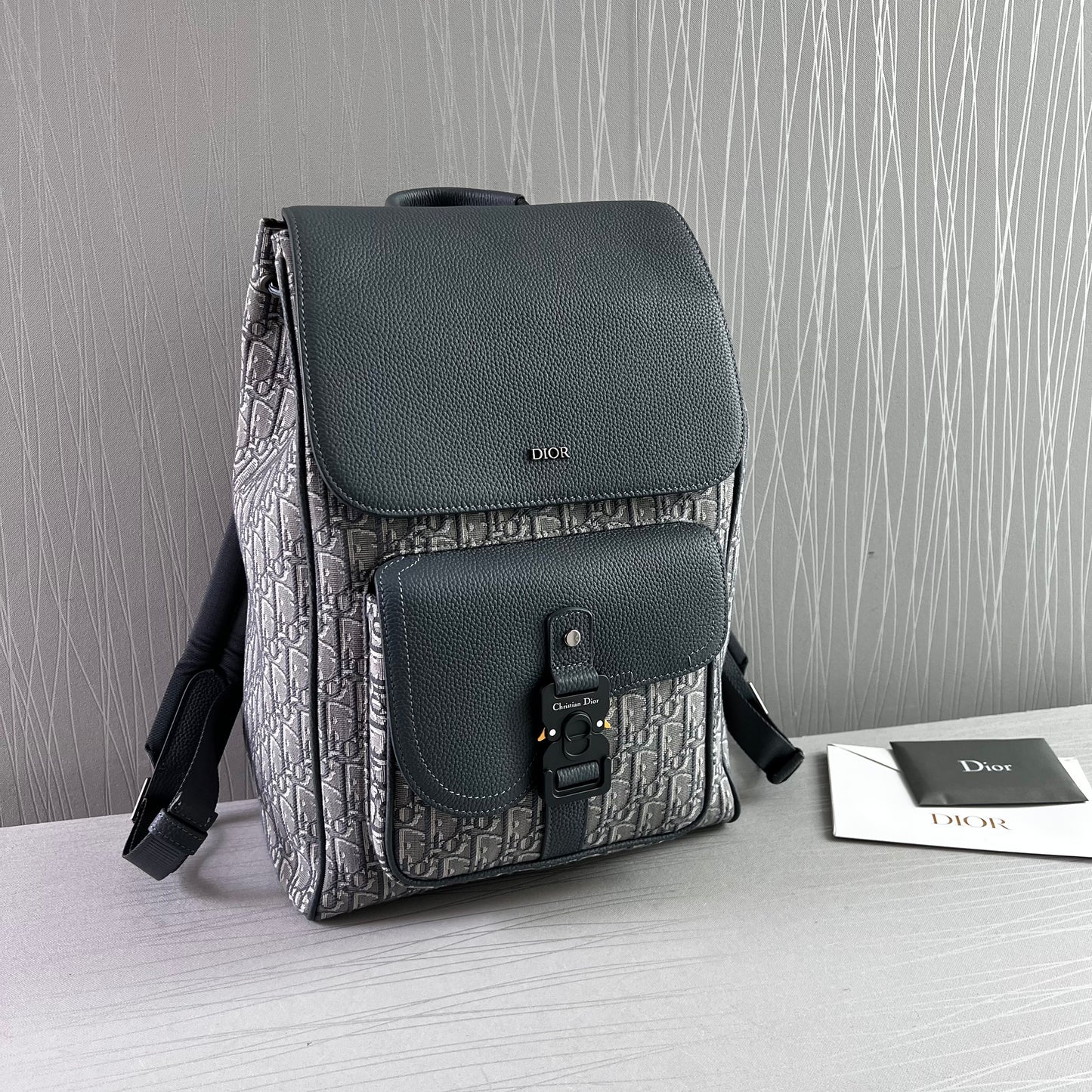 Backpack D tela grabada y piel color gris