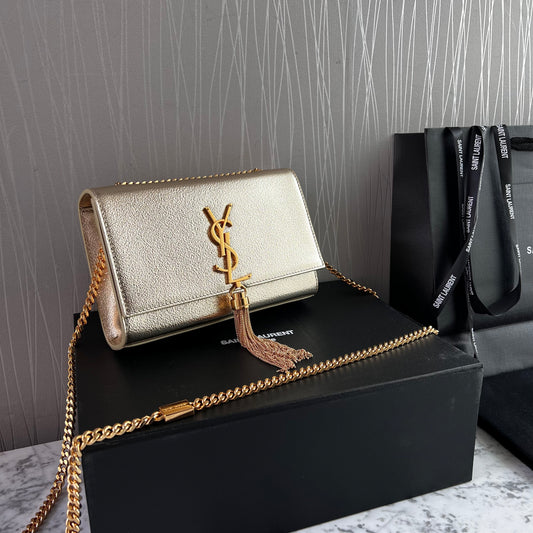 Bolso Y piel metalizada color dorado con borla