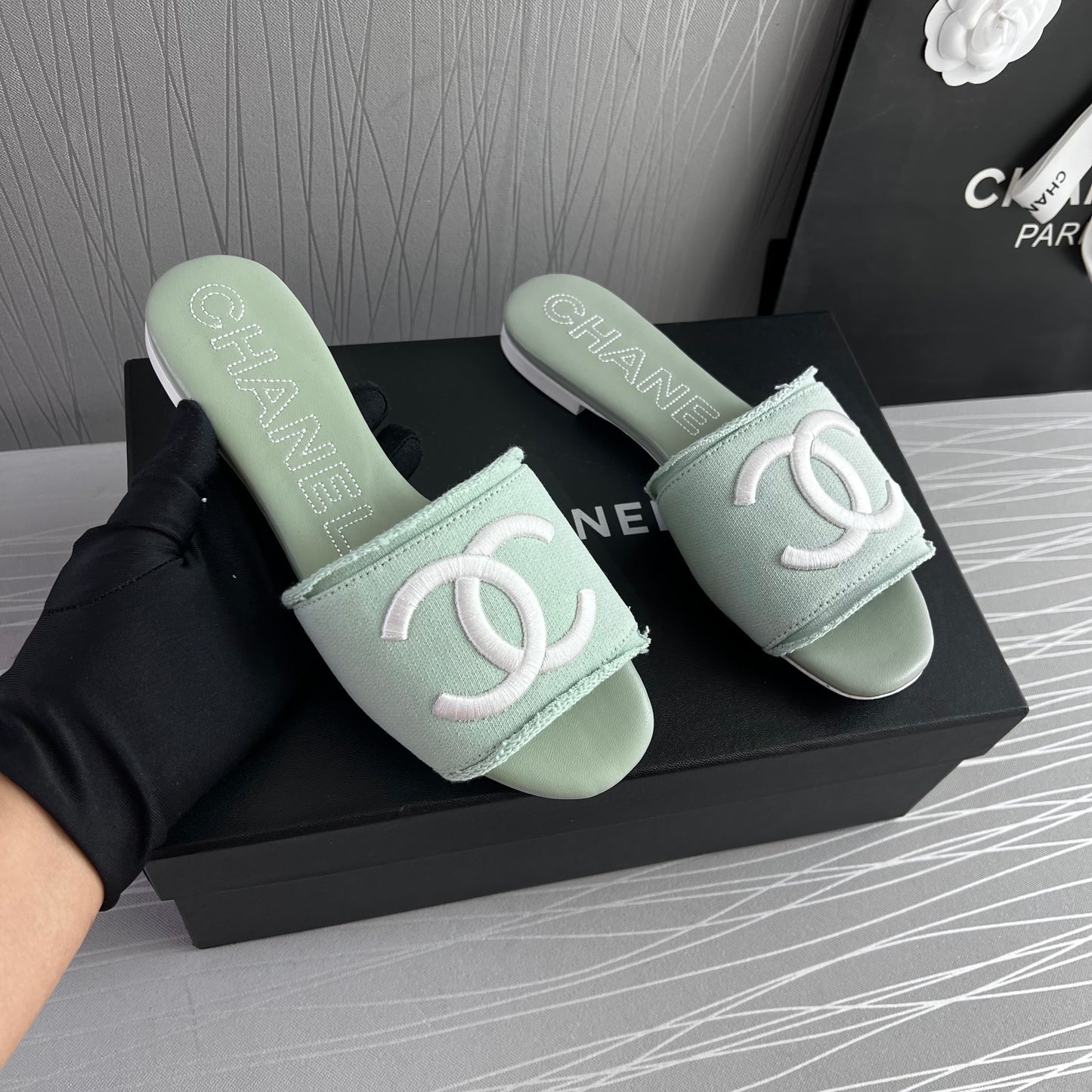 Sandalias C color verde en tela con letras bordadas