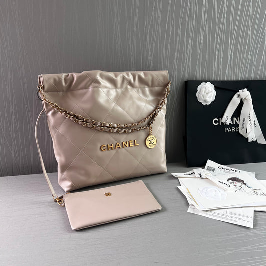 Bolso C piel color beige claro , herrajes dorados