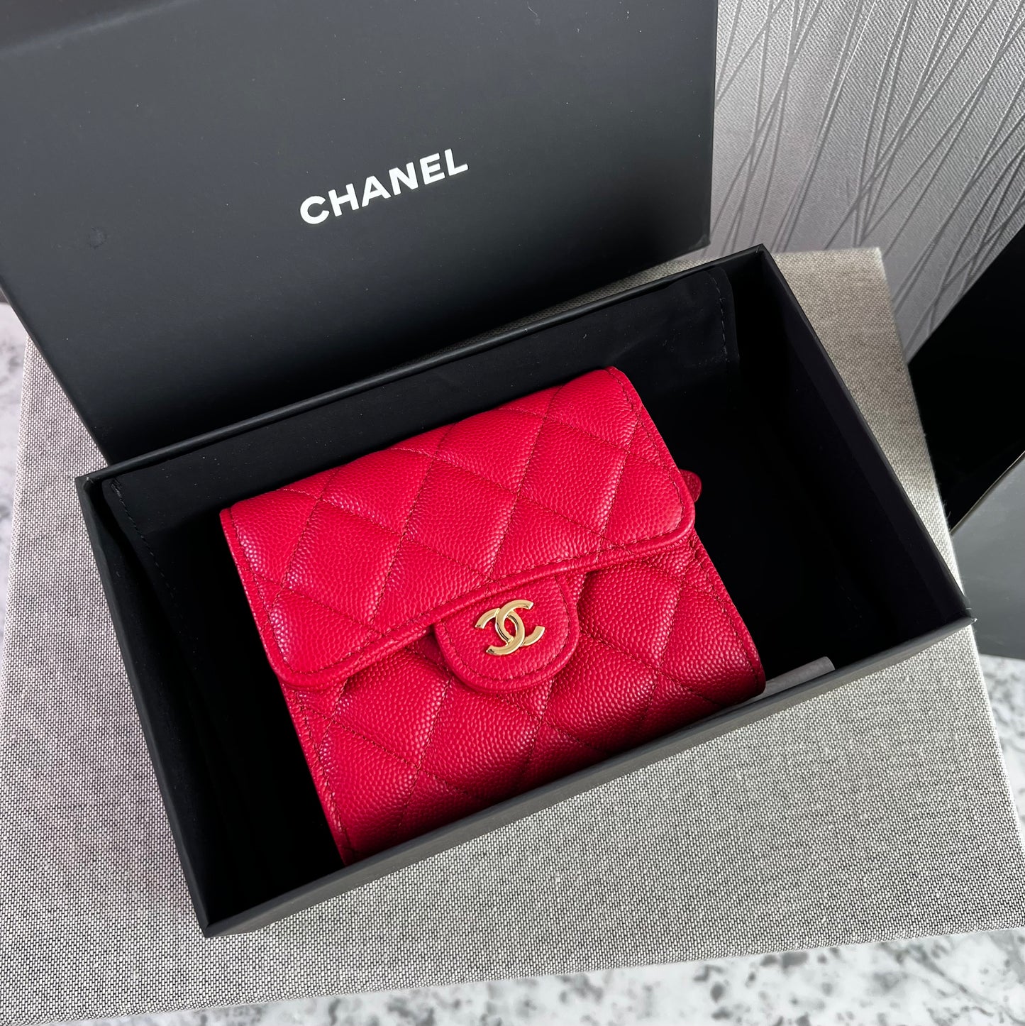 Cartera C-hanel piel caviar color rojo, herraje dorado