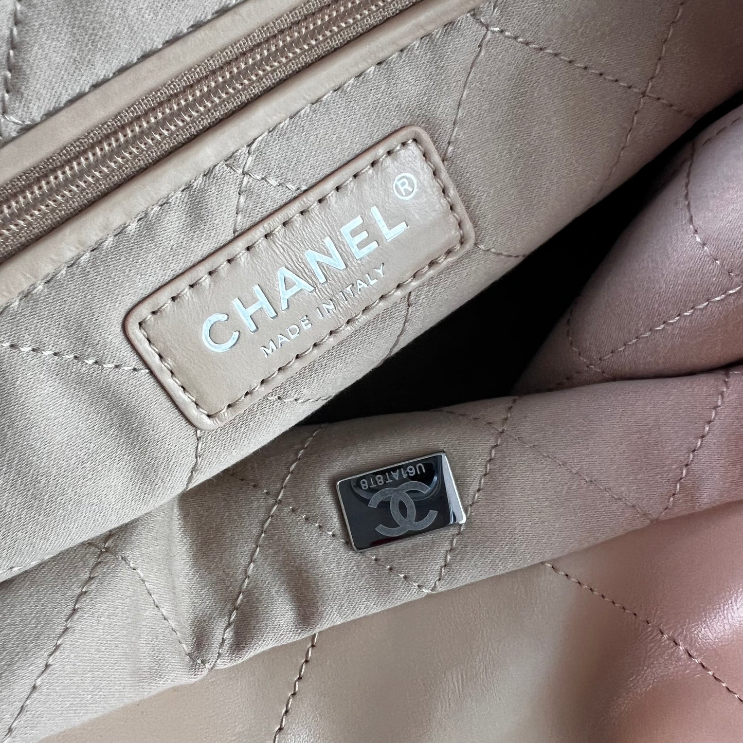 Bolso C piel color beige herrajes plateados