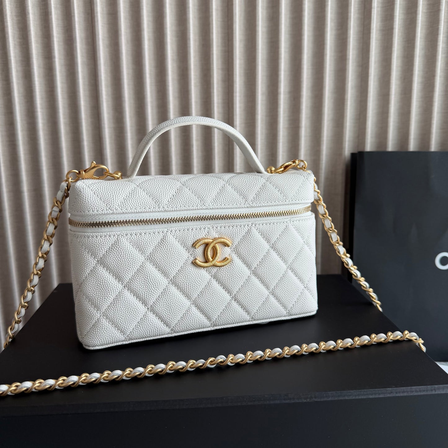 Bolso C-hanel vanity piel caviar color blanco