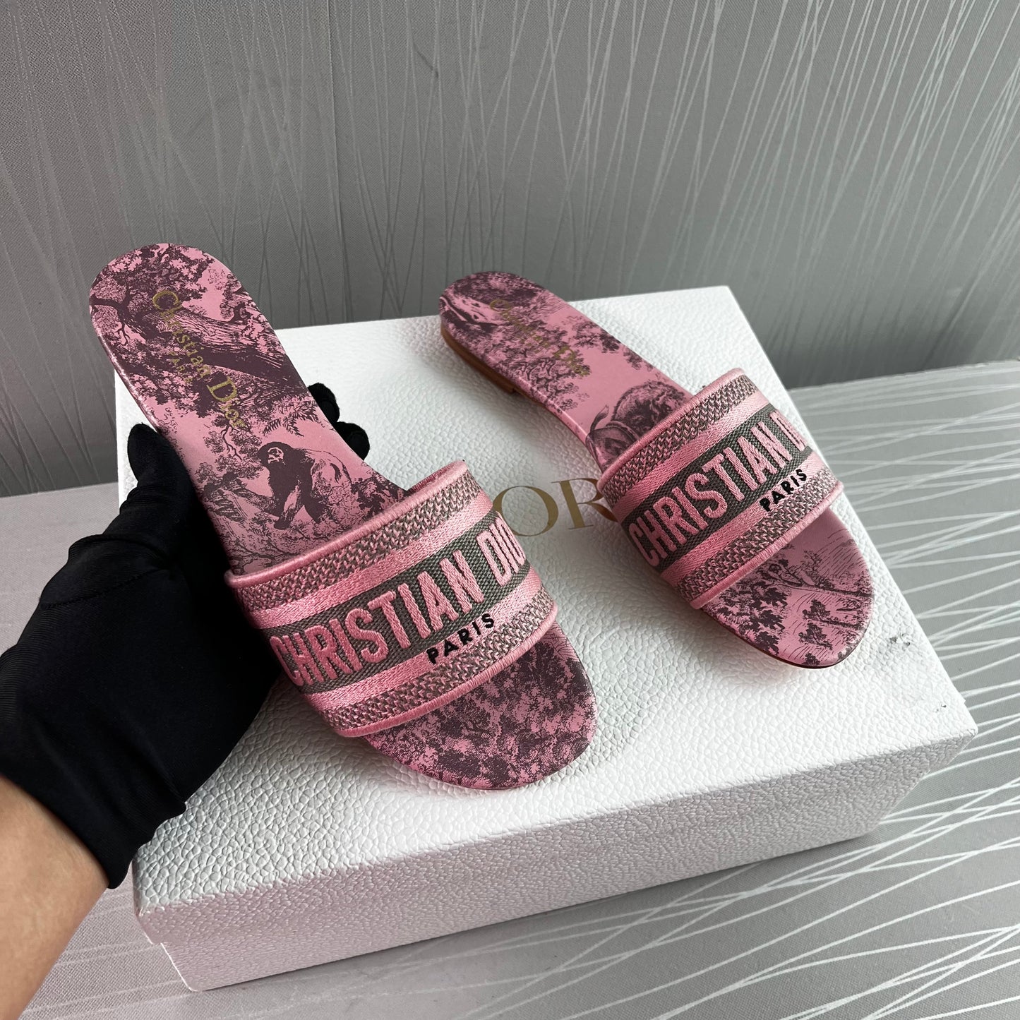 Sandalias D tela bordada color rosa y gris