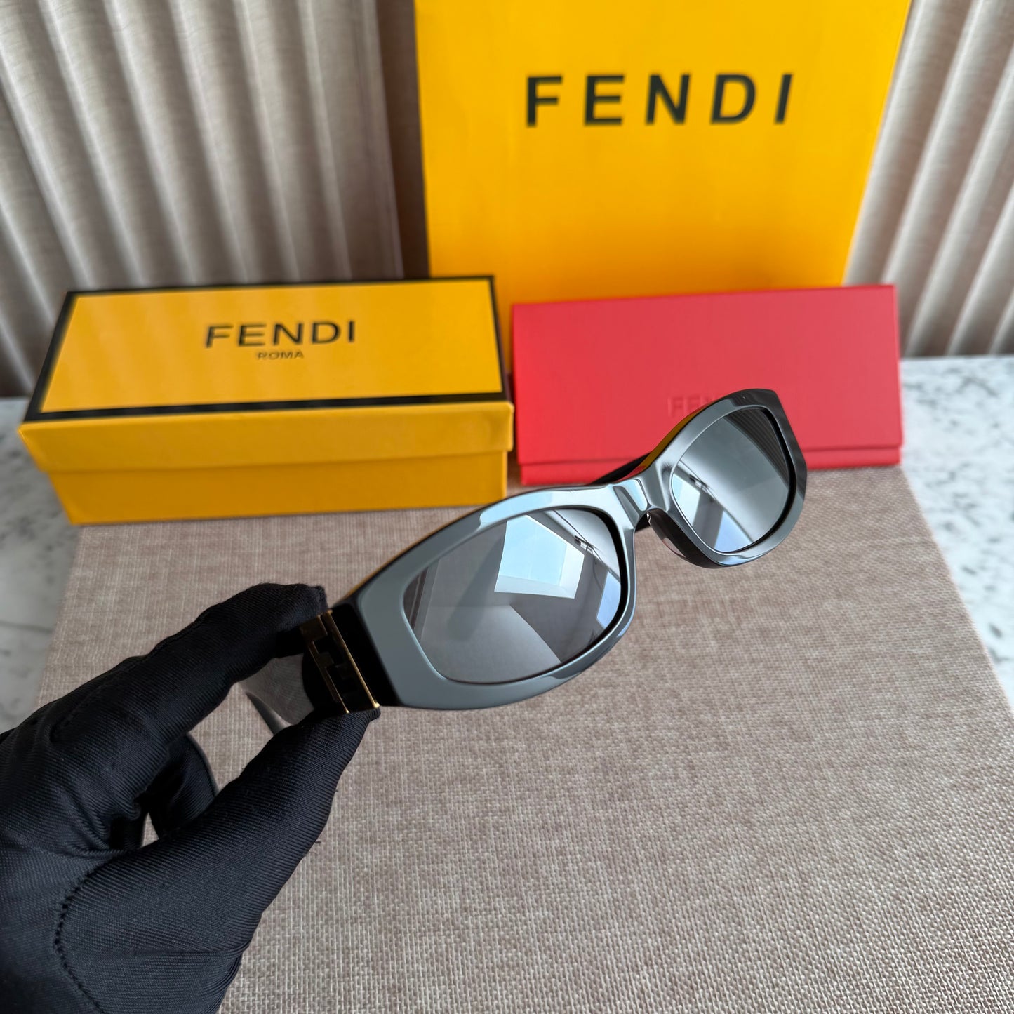 Lentes F-endi color negro con dorado