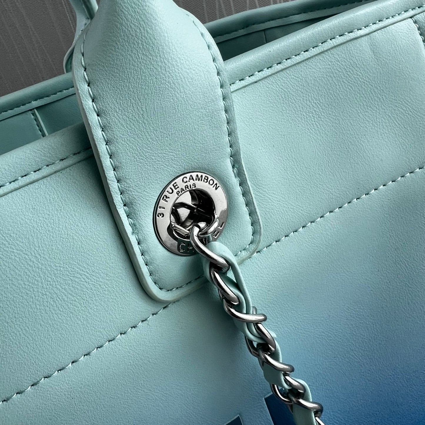 Bolso C Tote color azul bicolor