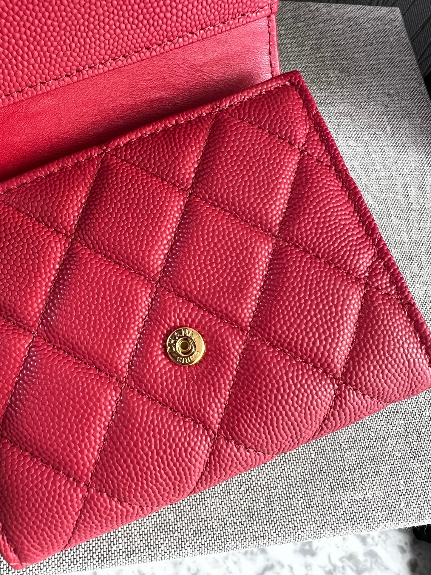 Cartera C-hanel piel caviar color rojo, herraje dorado