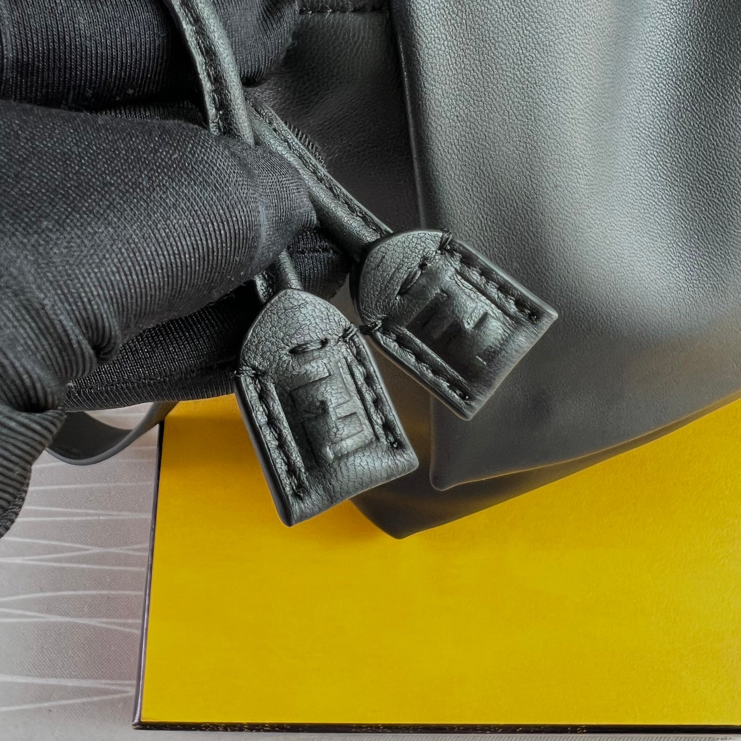 Bolso F M-amma piel negra tamaño grande