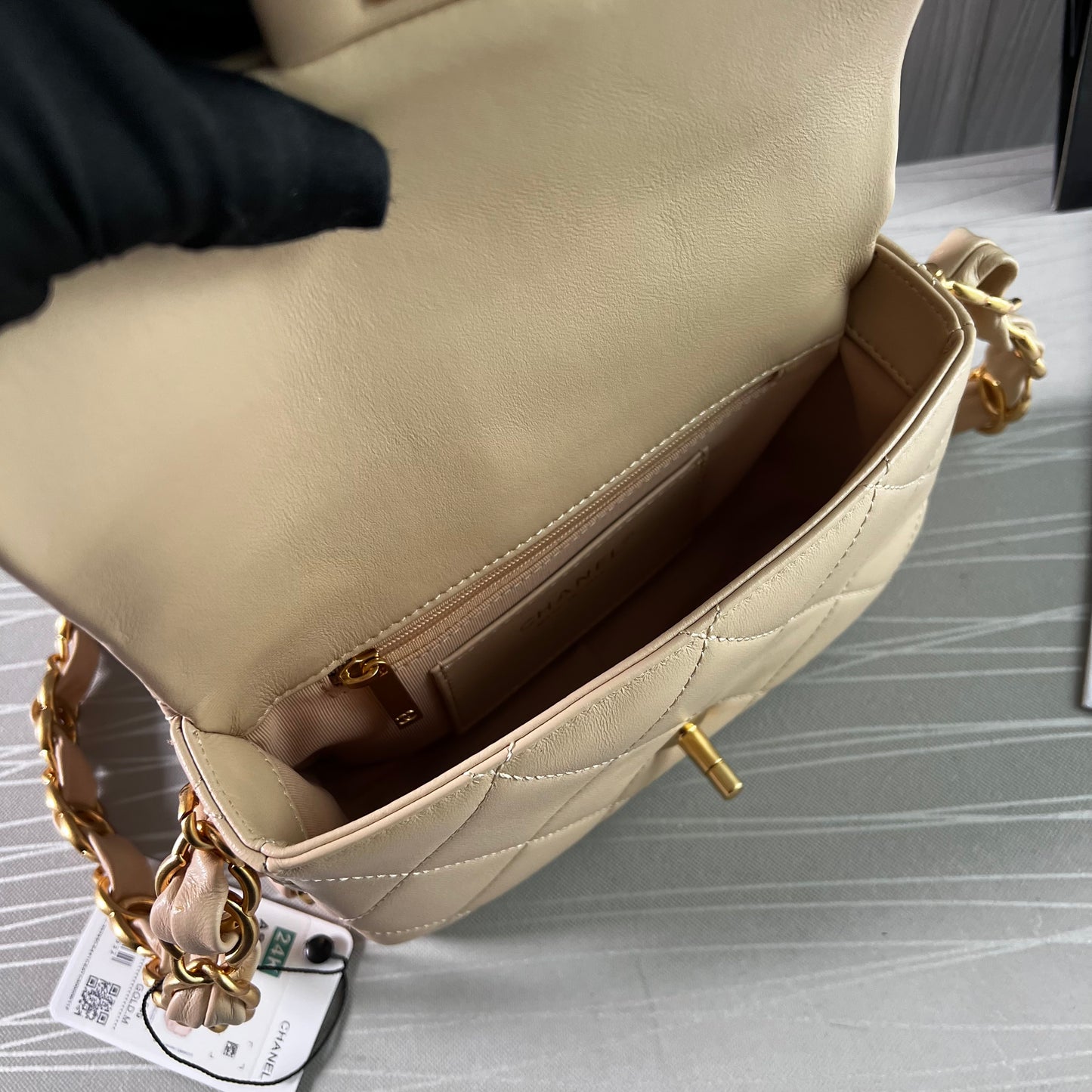 Bolso C piel color beige herraje dorado