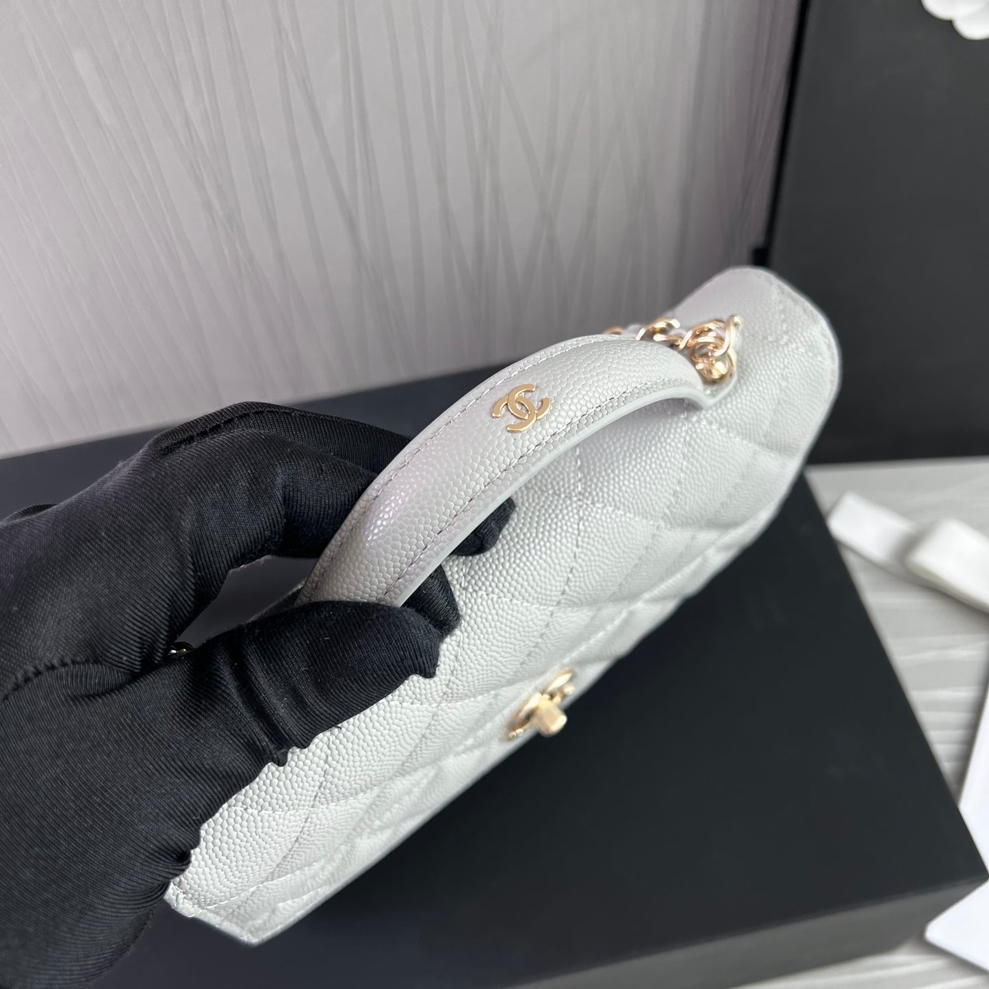 Bolso C piel color gris con herrajes dorados