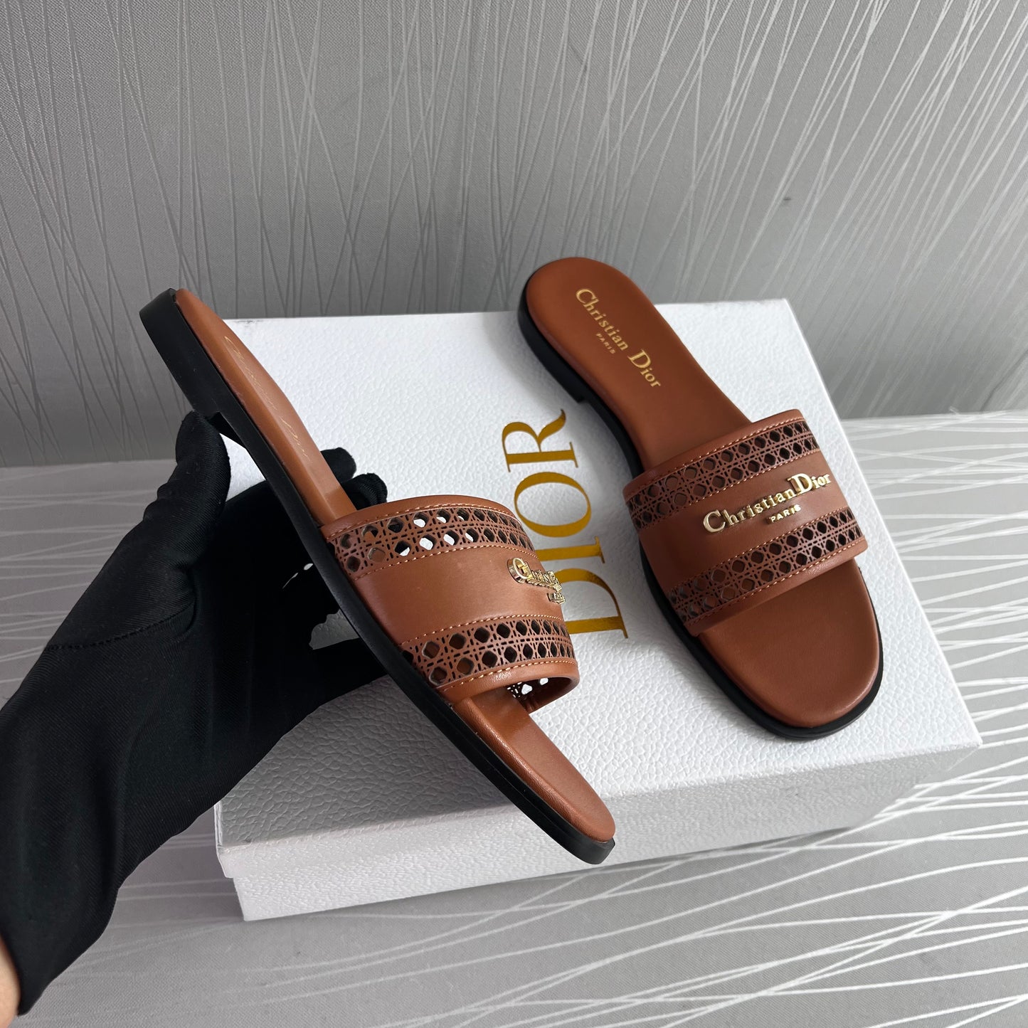 Sandalias D piel color camel con letras doradas