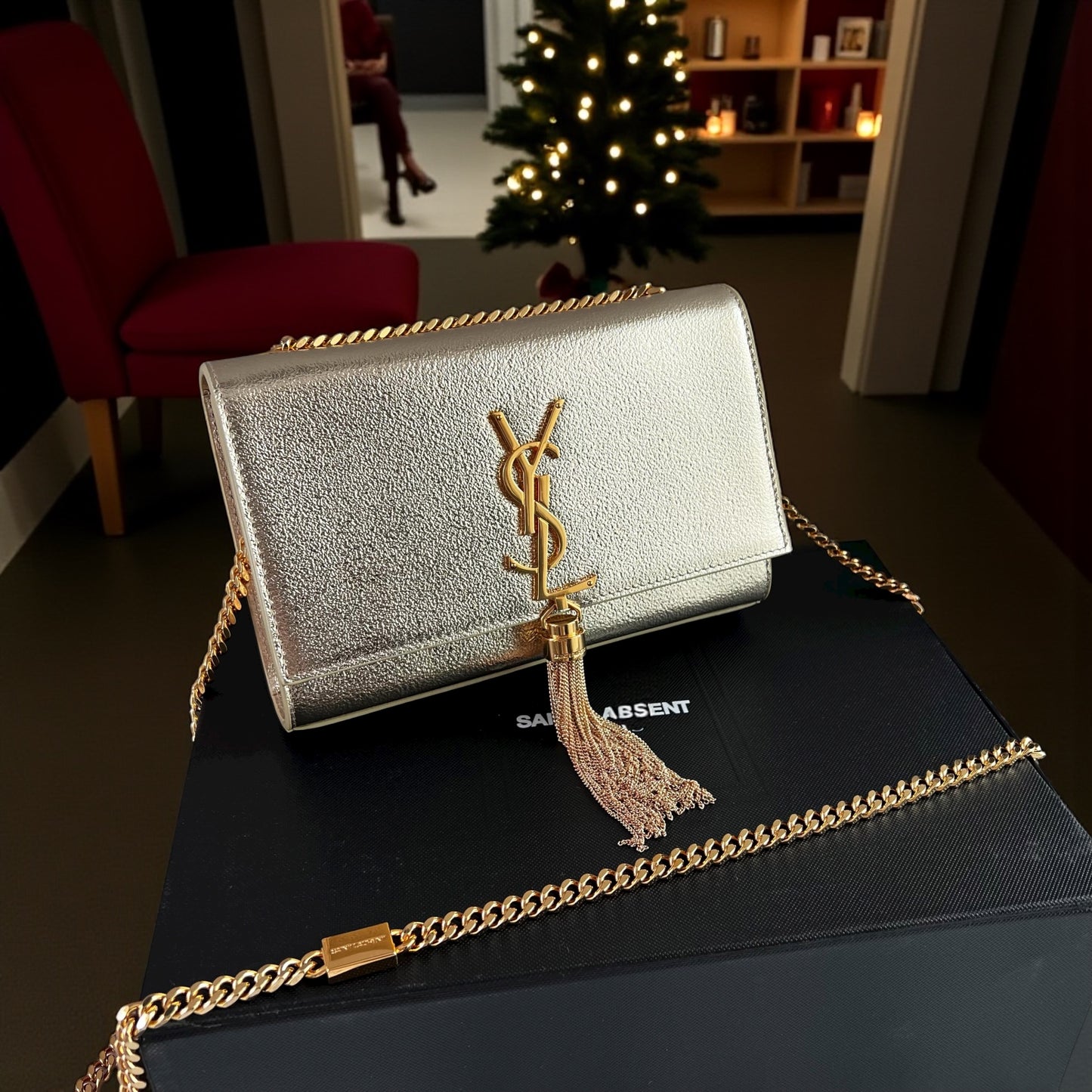 Bolso Y piel metalizada color dorado con borla