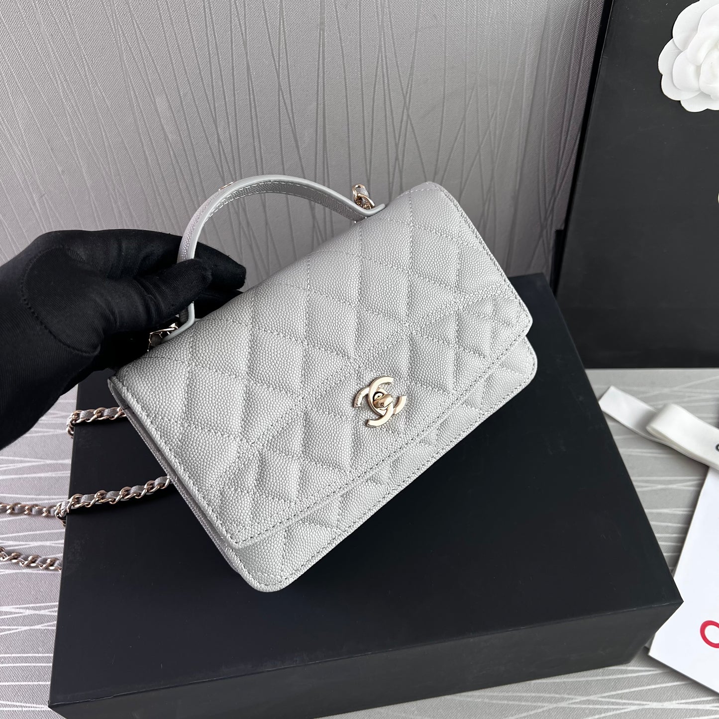 Bolso C piel color gris con herrajes dorados