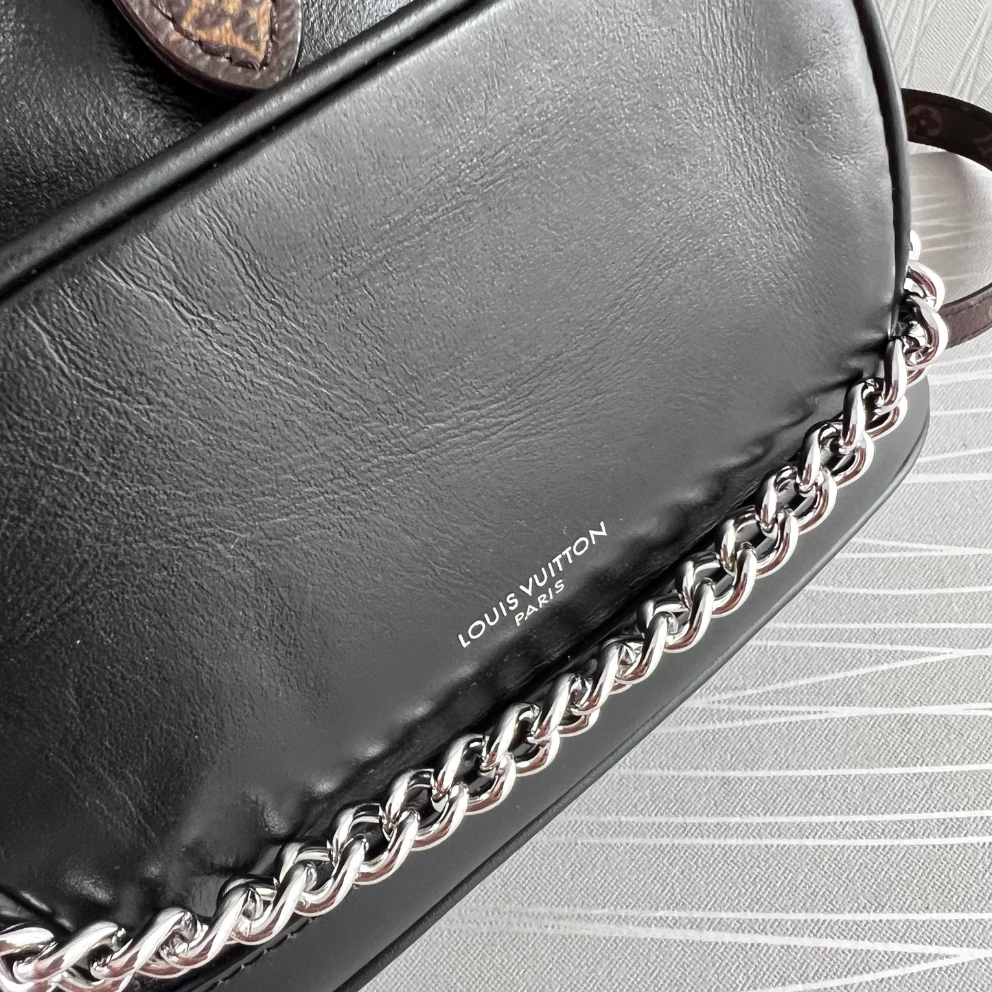 Backpack L piel en color negro