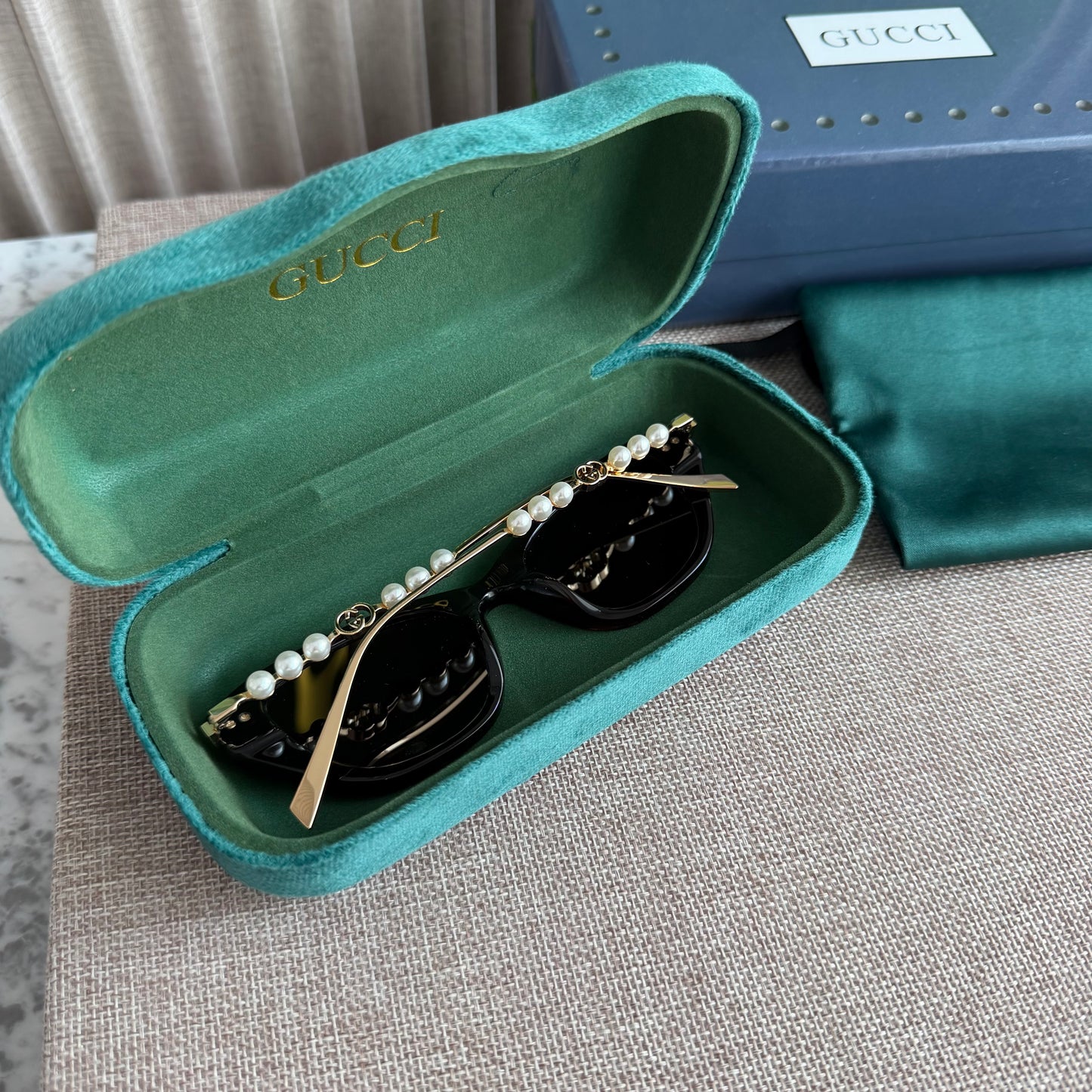 Lentes G-ucci color negro con perlas