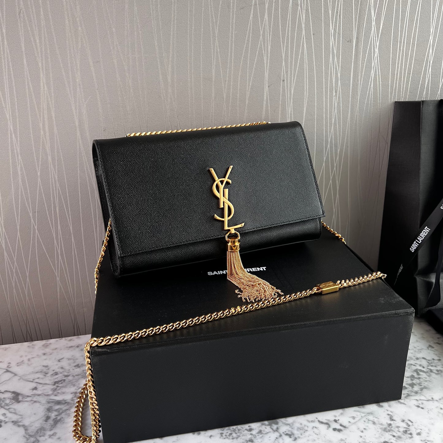 Bolso Y piel granulada color negro con borla