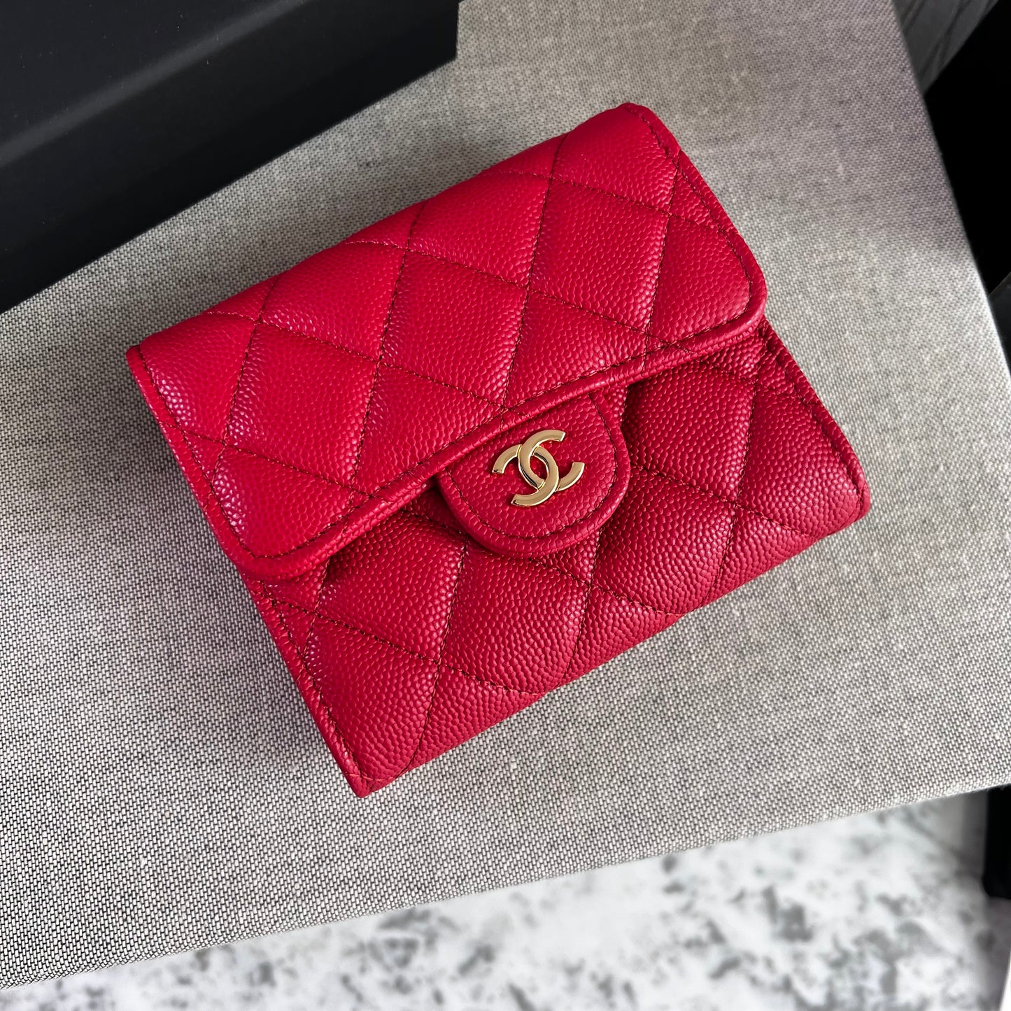 Cartera C-hanel piel caviar color rojo, herraje dorado