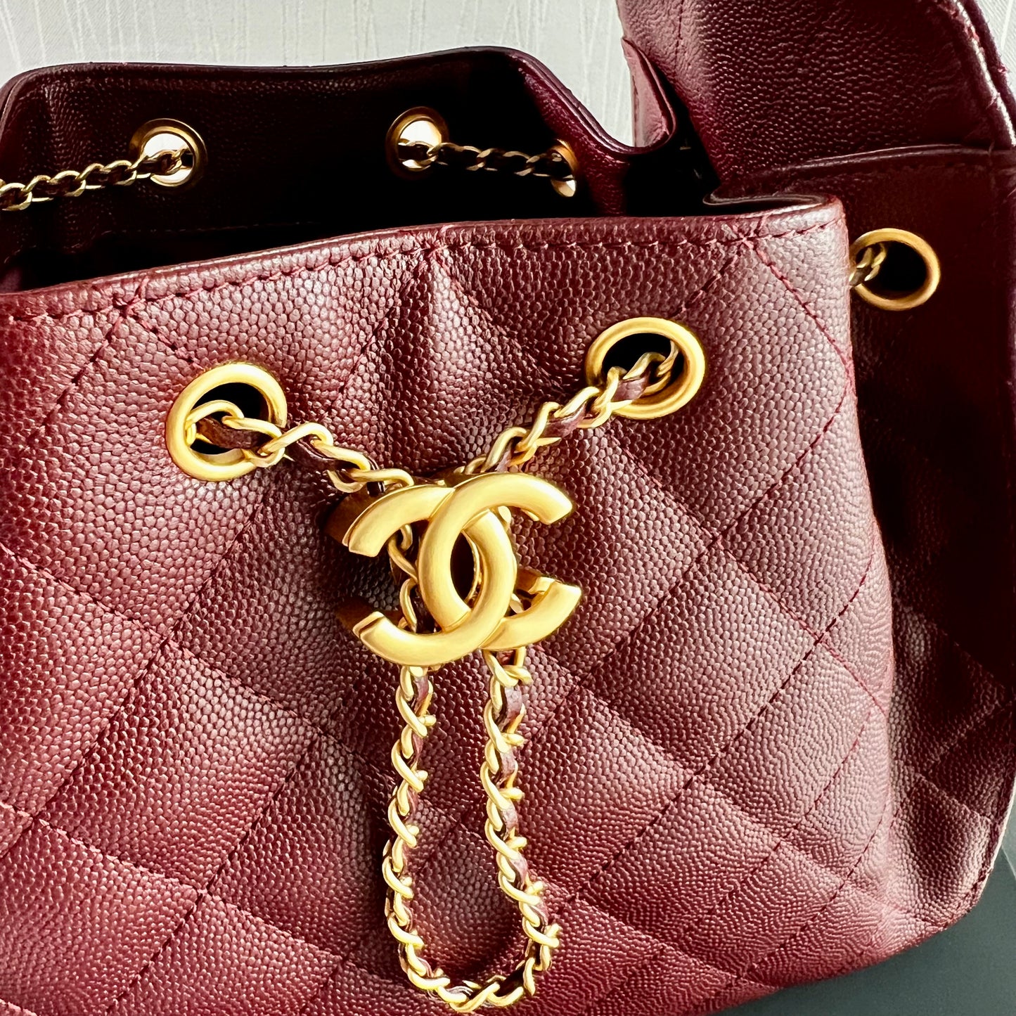 Bolso C 2-5 piel granulada color burdeos