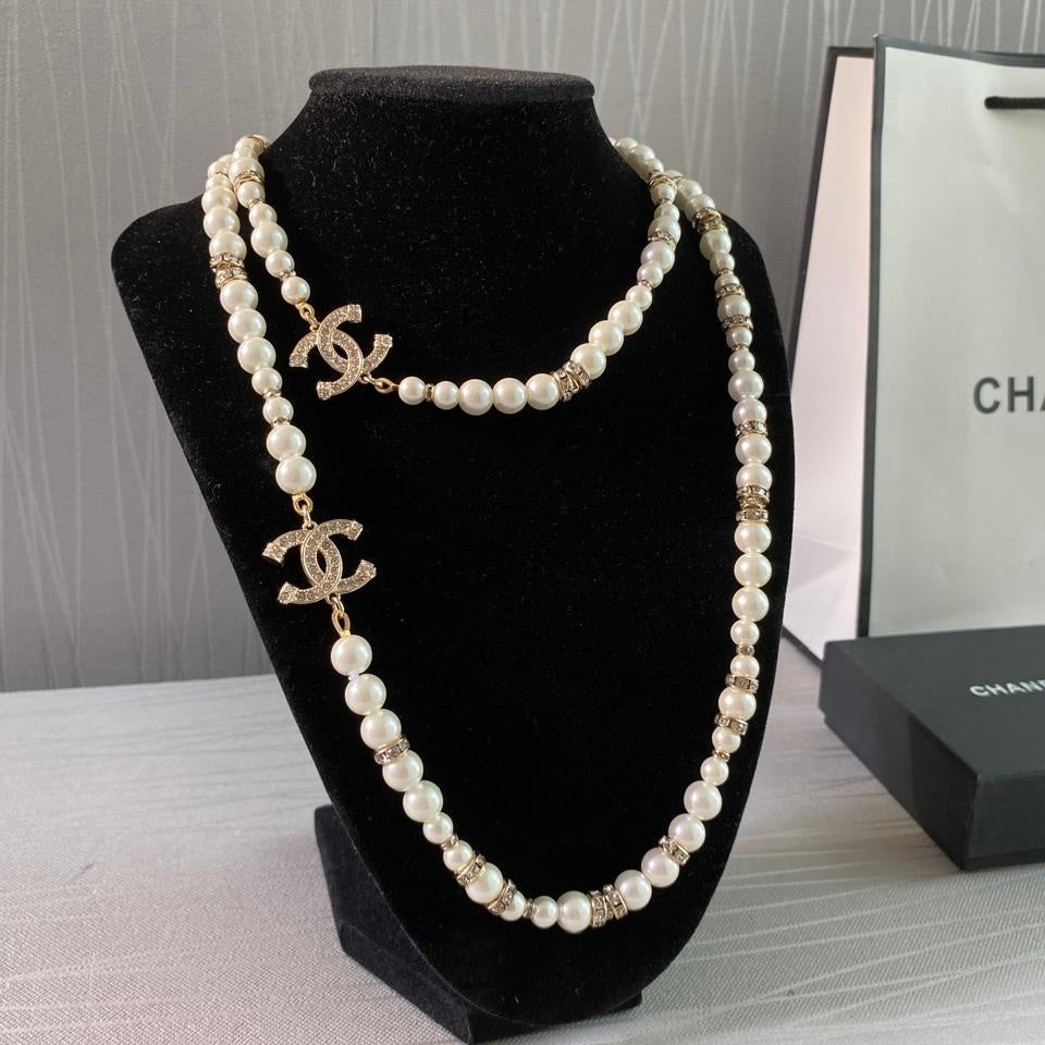 Collar C dorado combinado con perlas