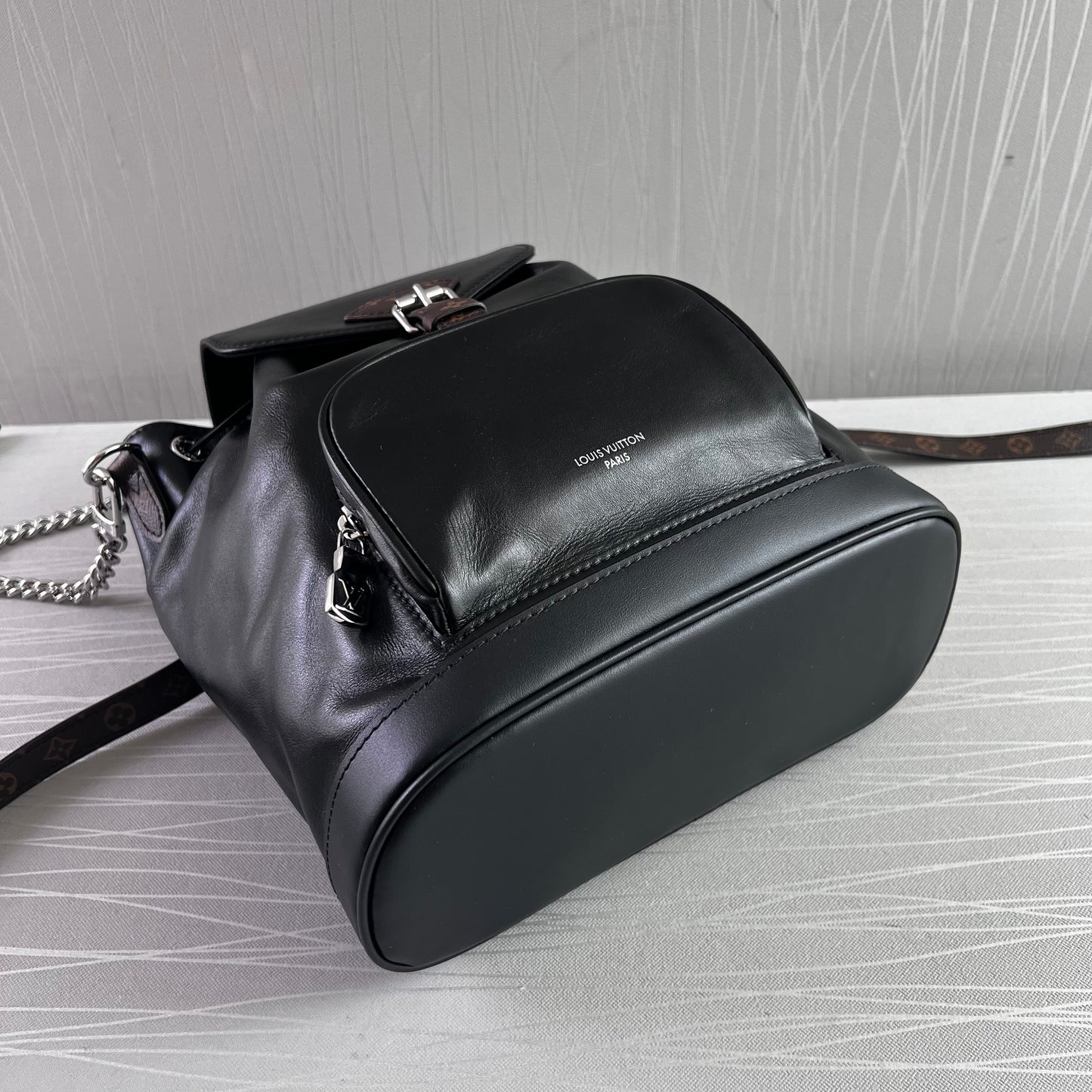Backpack L piel en color negro