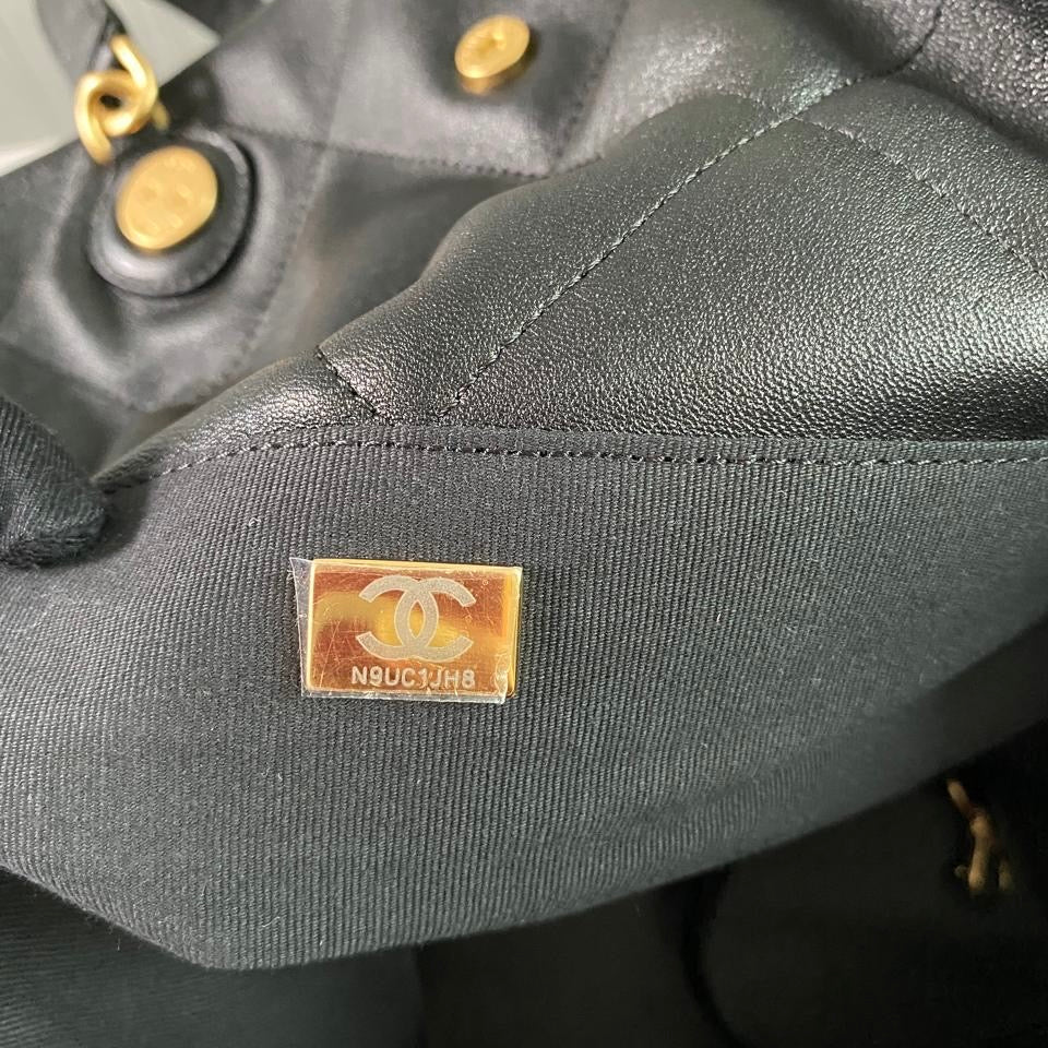 Bolso C hobo piel color negro con herrajes dorados