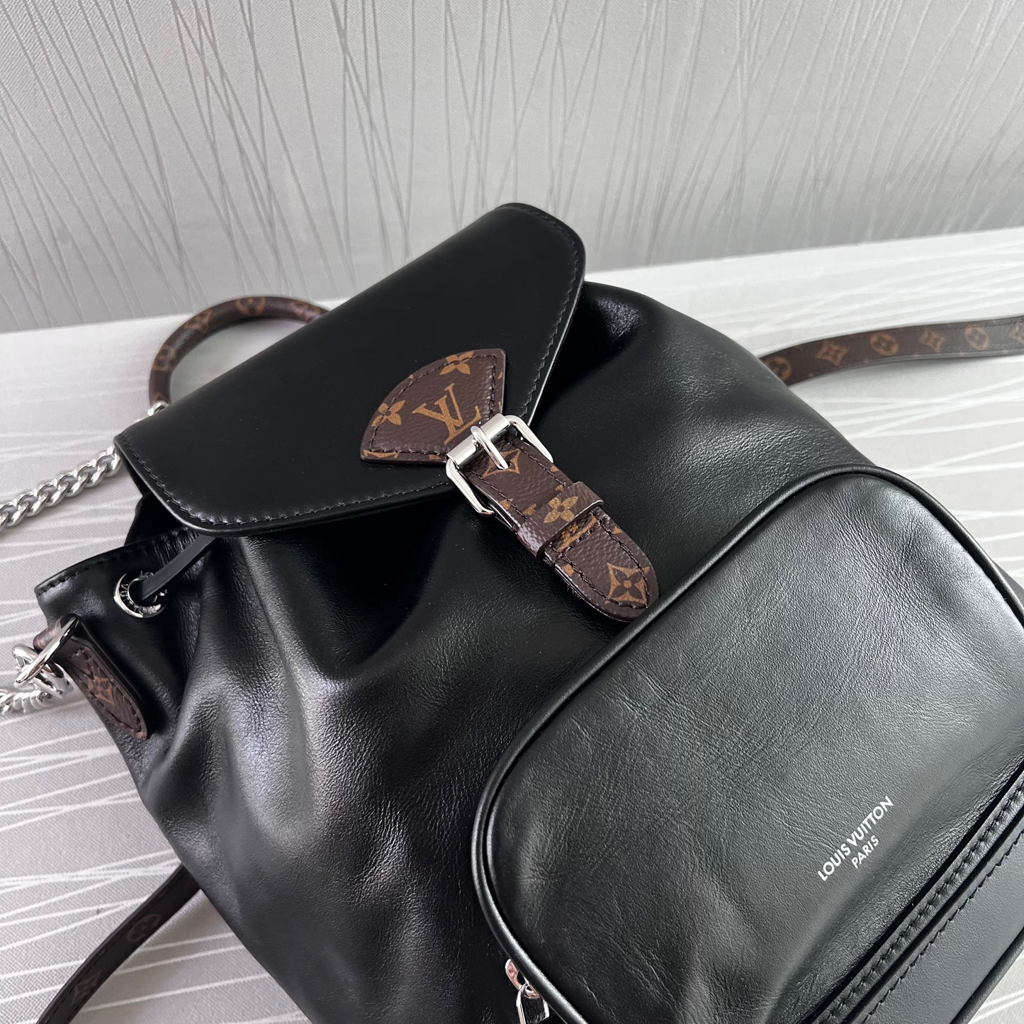 Backpack L piel en color negro