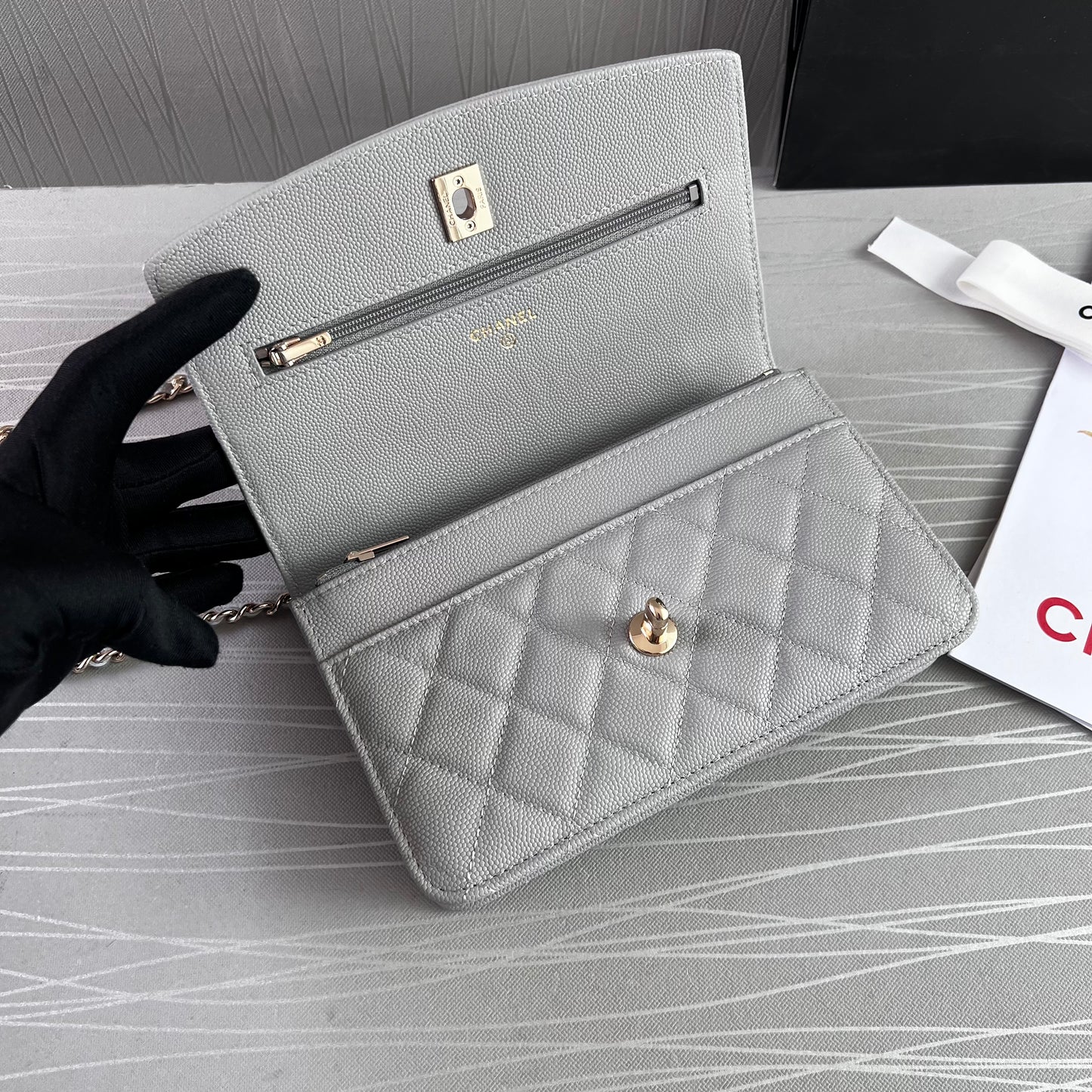 Bolso C piel color gris con herrajes dorados