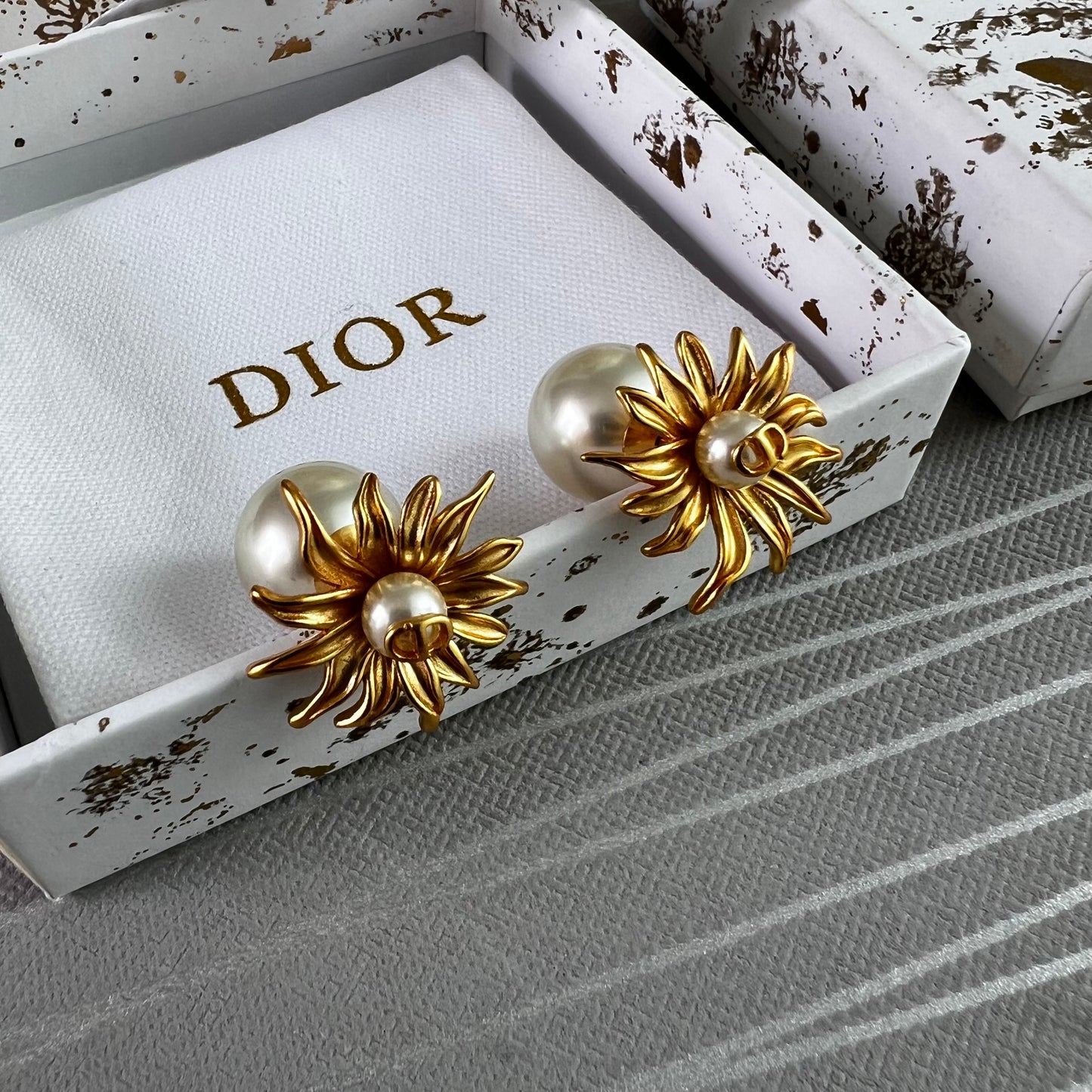 Aretes D color dorado y perla