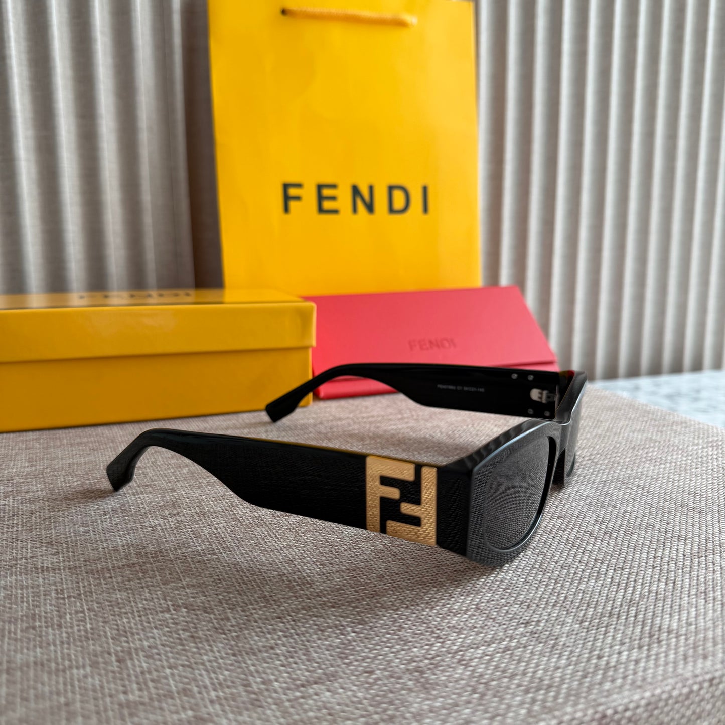 Lentes F-endi color negro con dorado