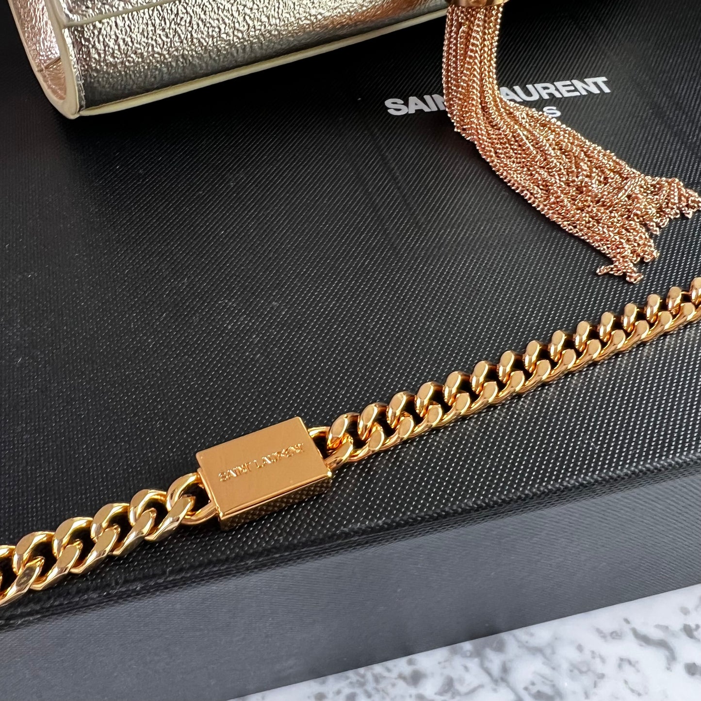 Bolso Y piel metalizada color dorado con borla