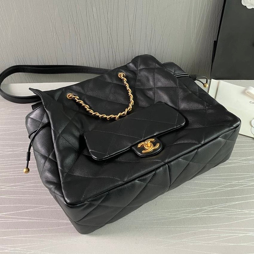 Bolso C hobo piel color negro con herrajes dorados