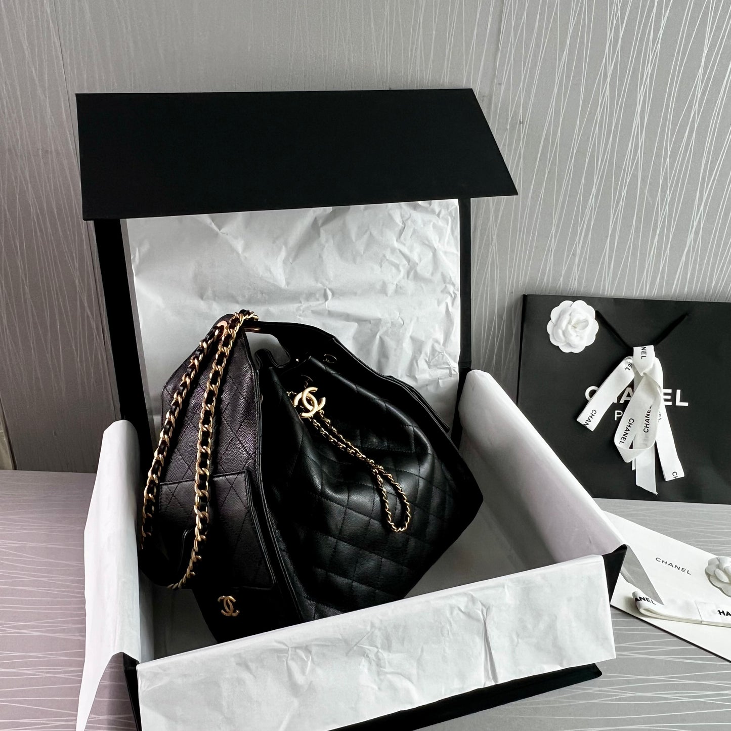 Bolso C 2-5 hobo piel granulada color negro mediana