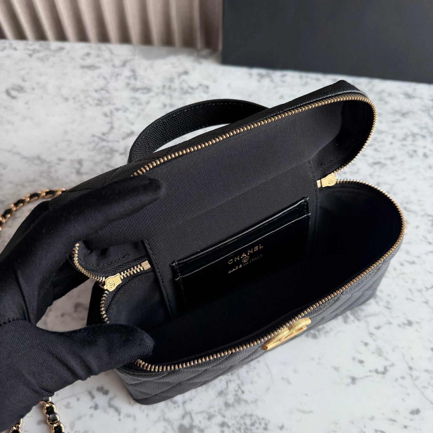 Bolso C-hanel vanity piel color negro