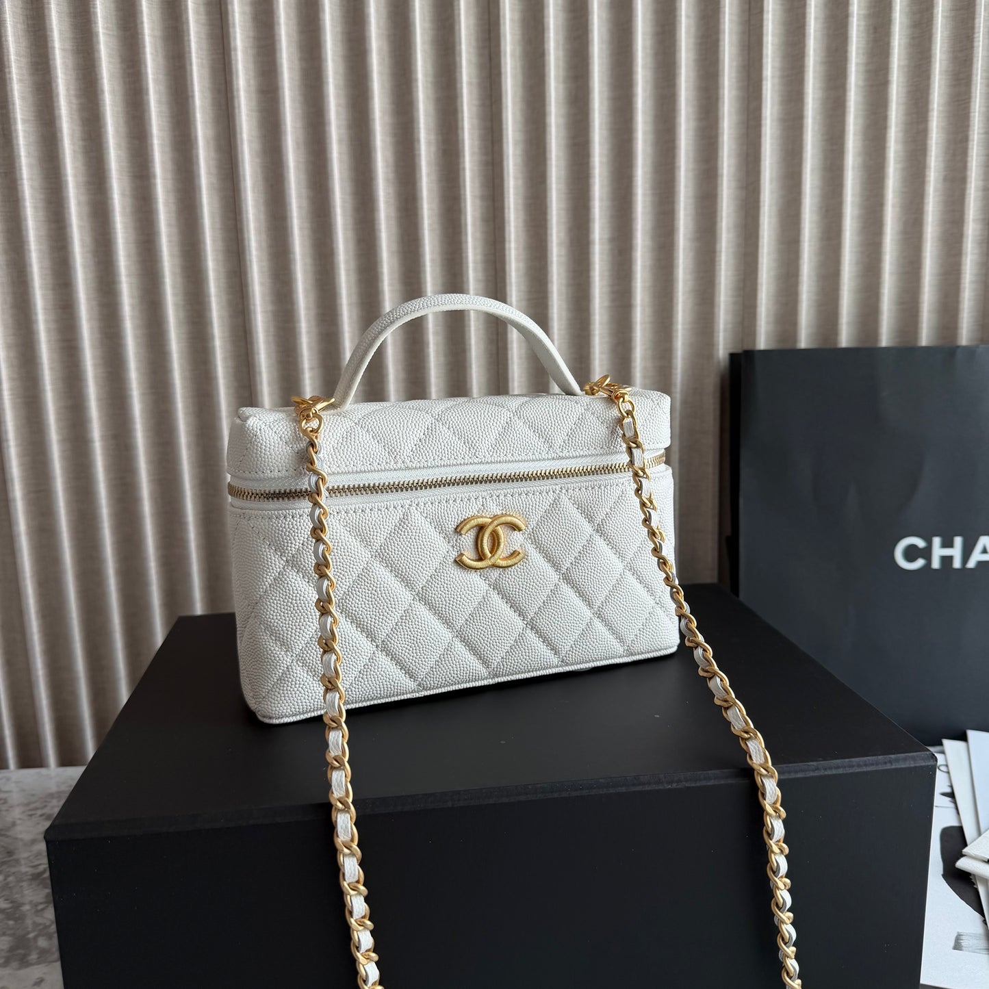 Bolso C-hanel vanity piel caviar color blanco