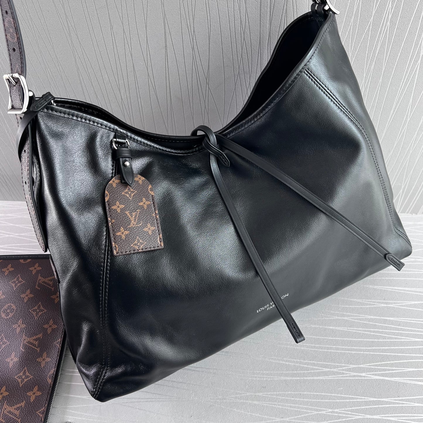 Bolso L piel en color negro y herrajes en color plata