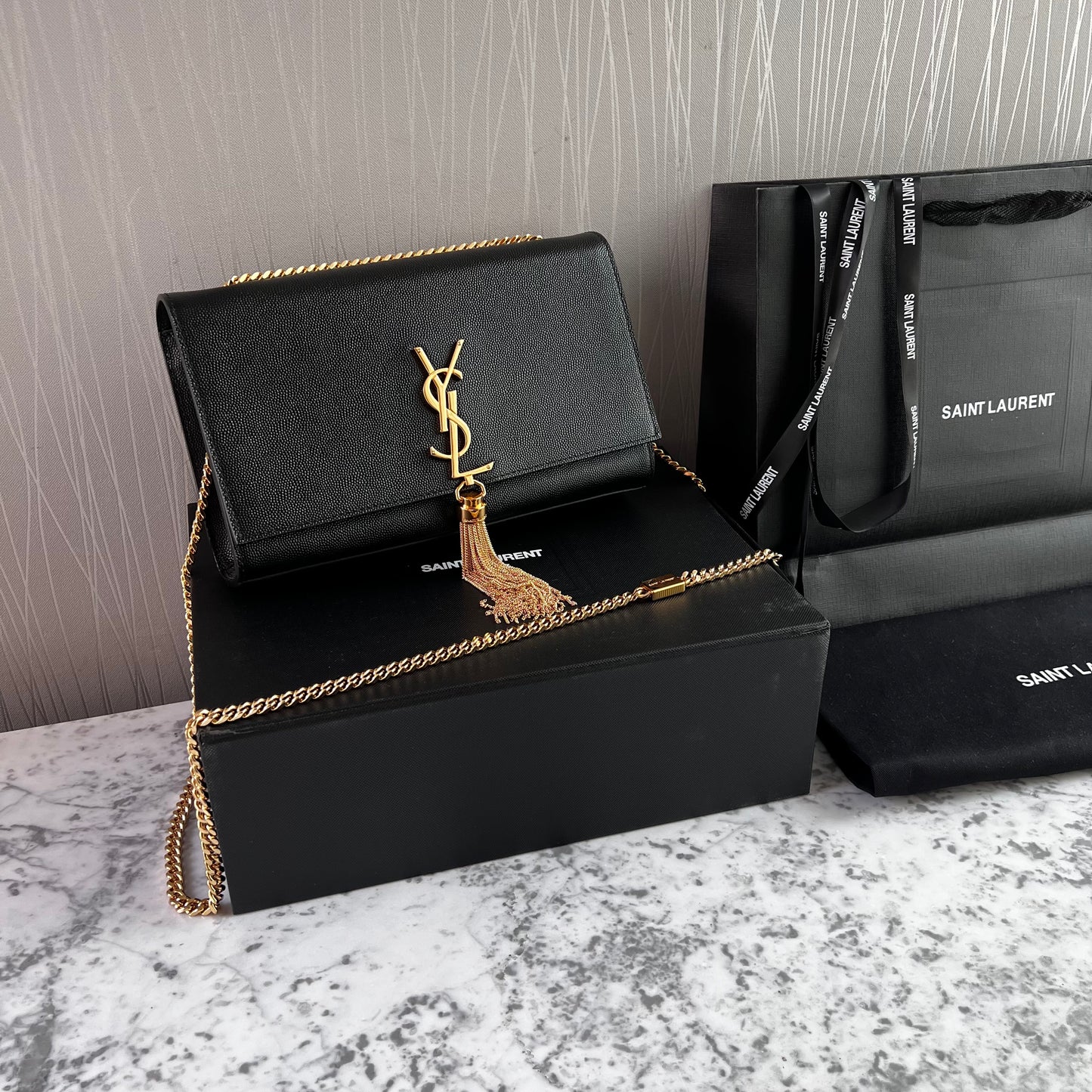 Bolso Y piel granulada color negro con borla