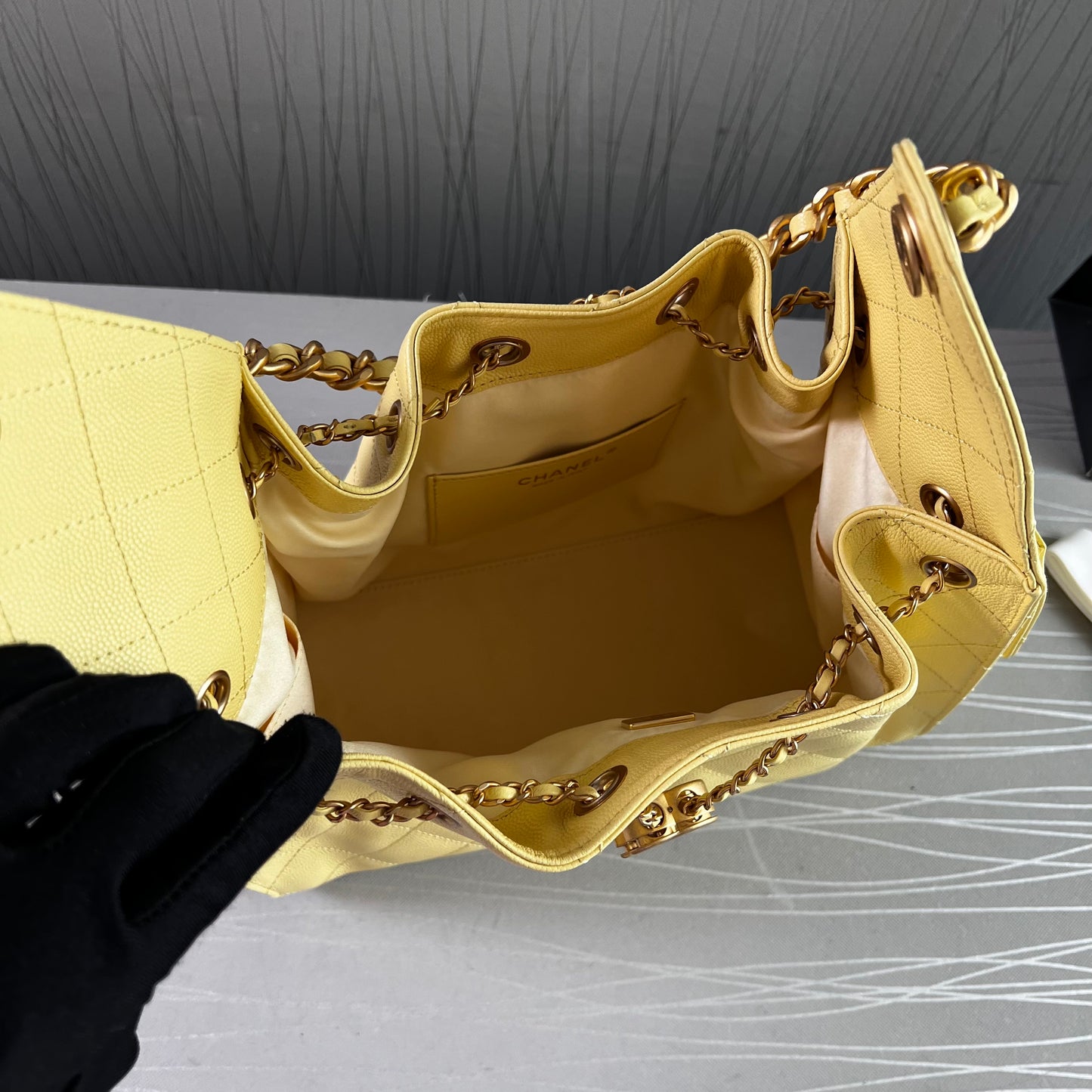 Bolso C 2-5 piel granulada color amarillo pequeña