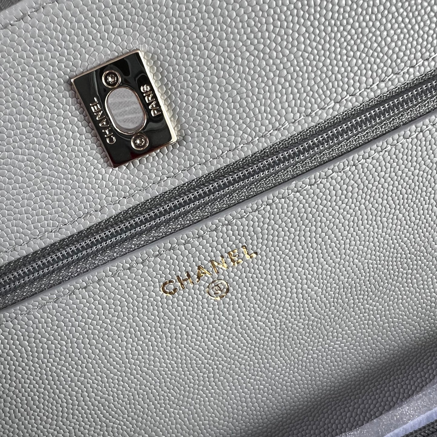 Bolso C piel color gris con herrajes dorados