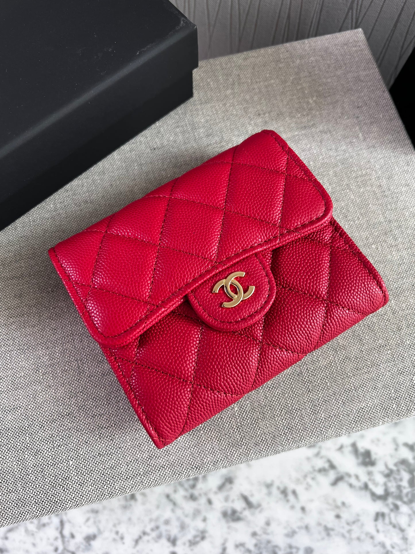 Cartera C-hanel piel caviar color rojo, herraje dorado
