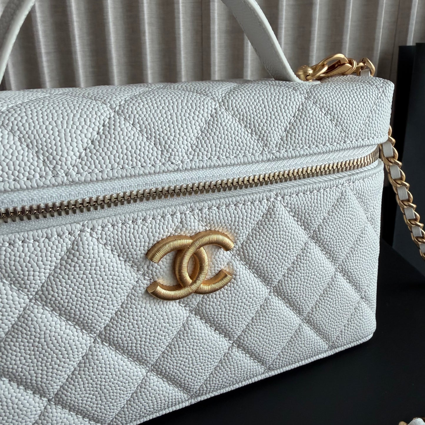 Bolso C-hanel vanity piel caviar color blanco
